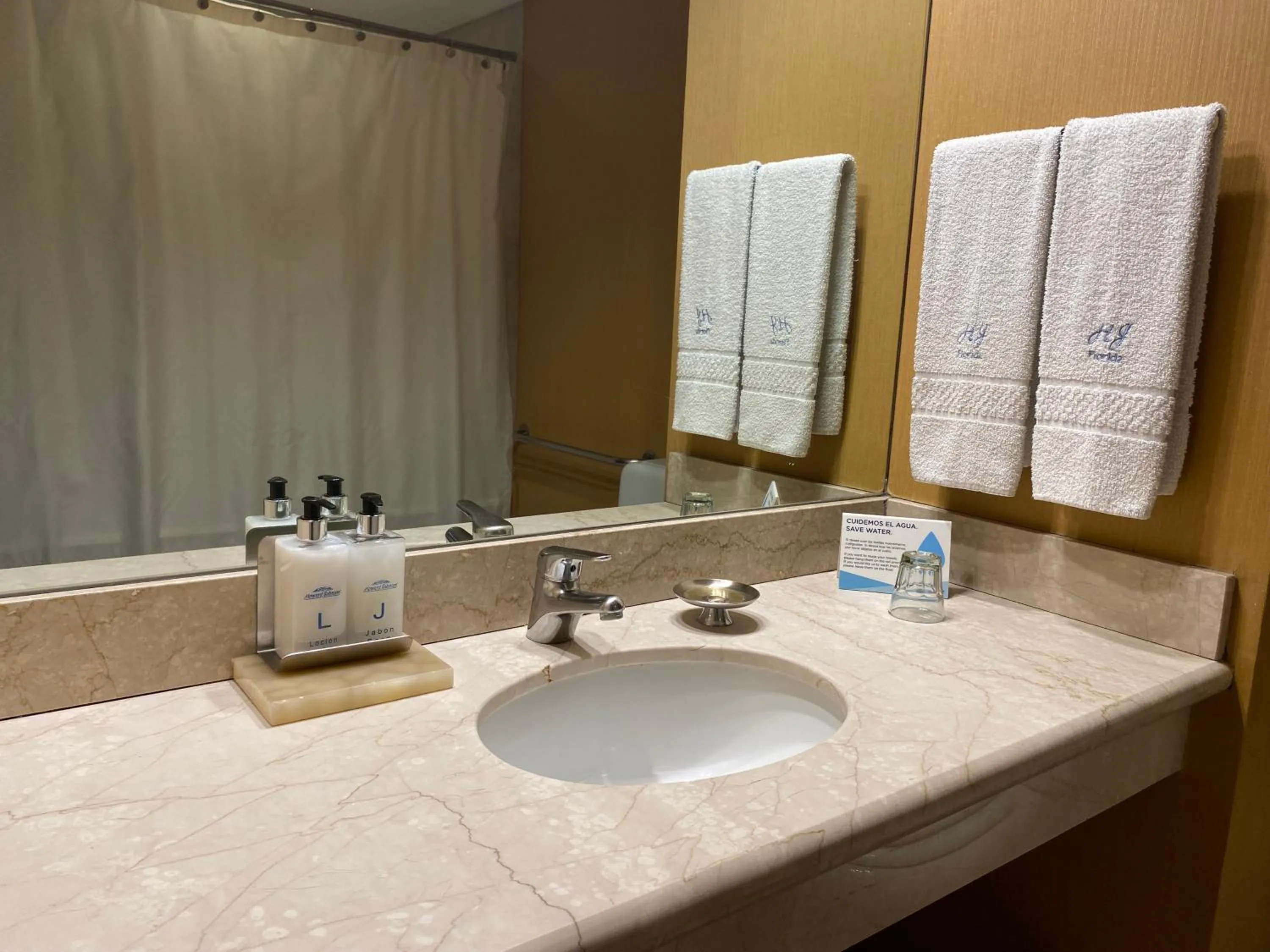 Bathroom in Howard Johnson Plaza by Wyndham Buenos Aires Florida Street