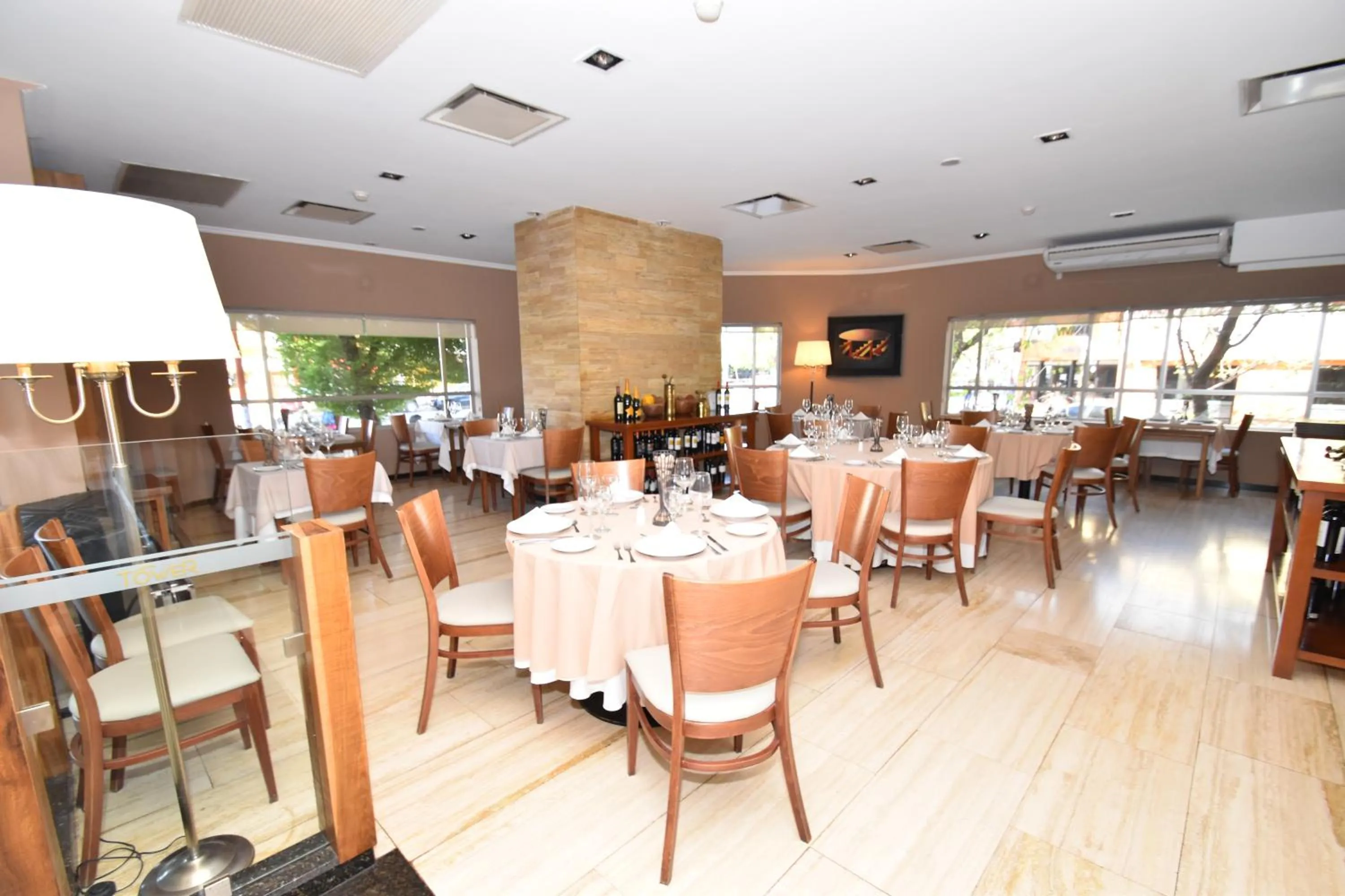 Restaurant/places to eat in Hotel Tower Inn & Suites