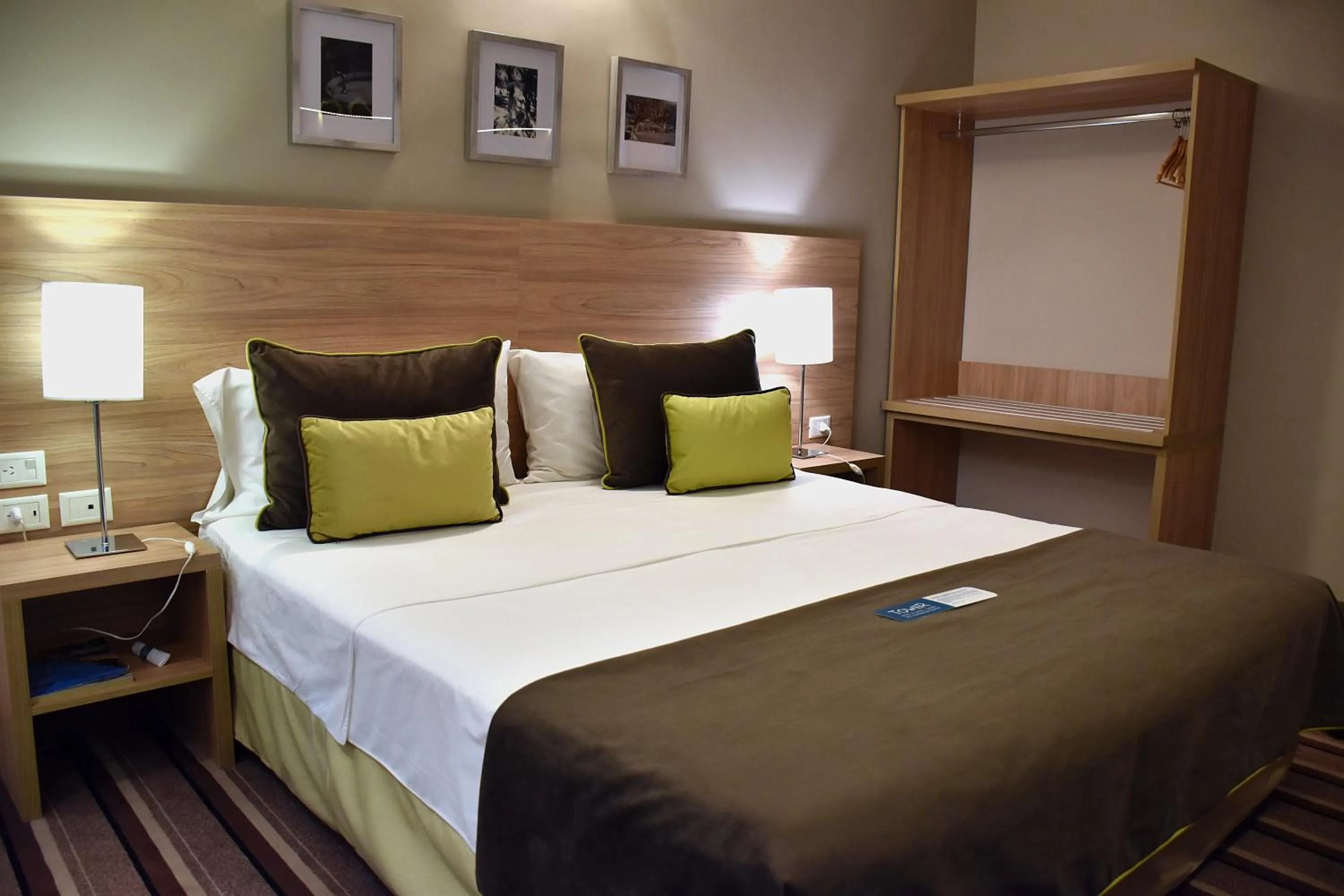 Bed in Hotel Tower Inn & Suites