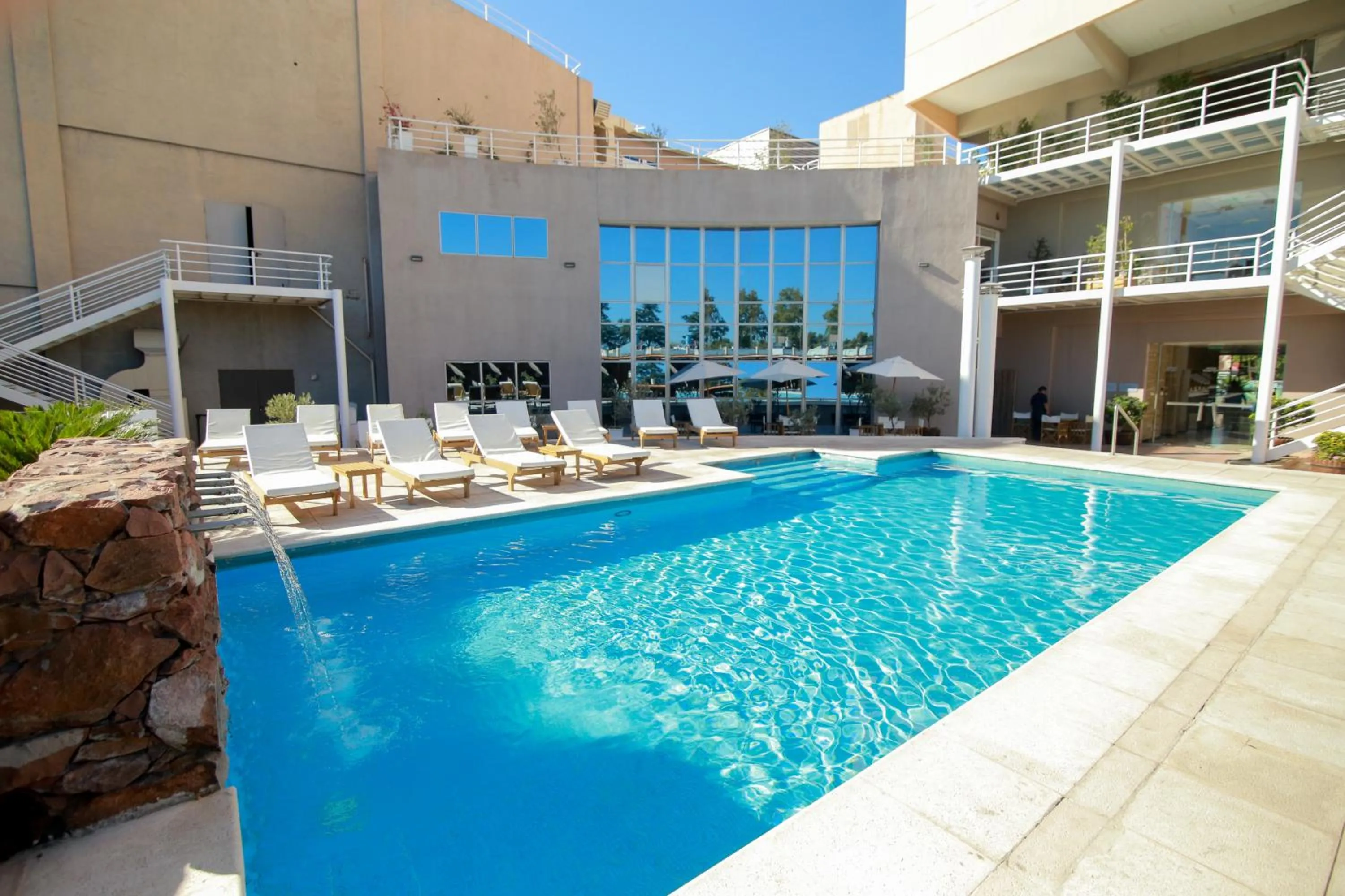 Swimming pool in Hotel Tower Inn & Suites