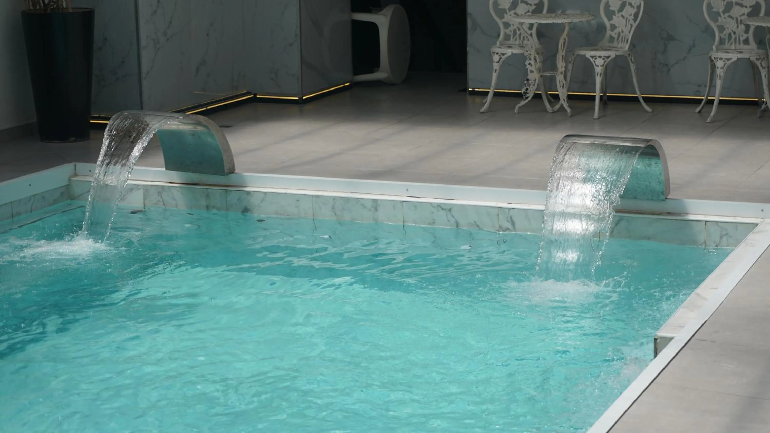 Swimming pool in Ker Recoleta Hotel