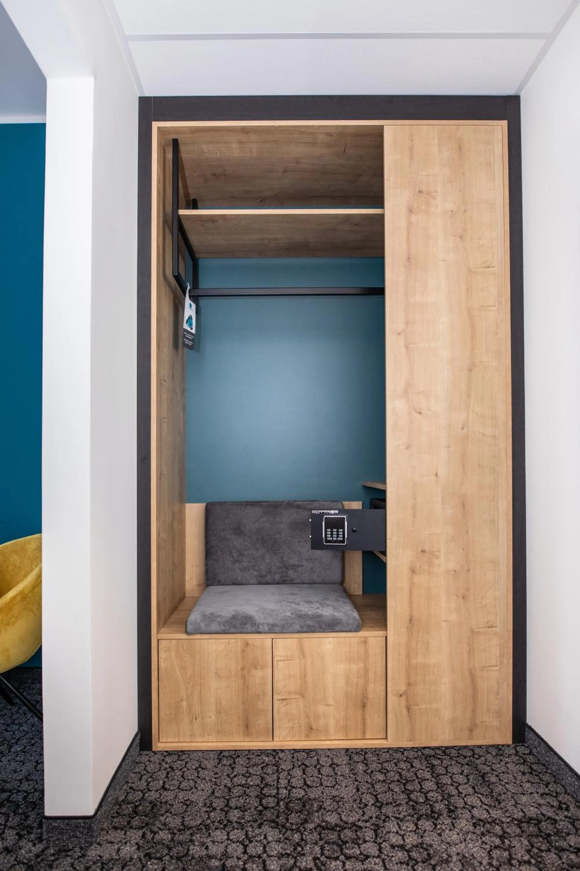 safe, Bed in Das Steinmüller Hotel