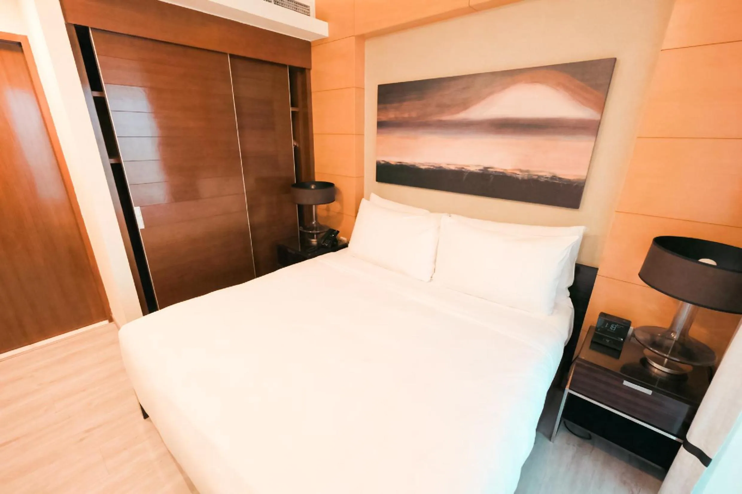 Bed in Emaar Fashion Avenue one bedroom - Formerly Address Dubai Mall Four Apple Holiday Homes