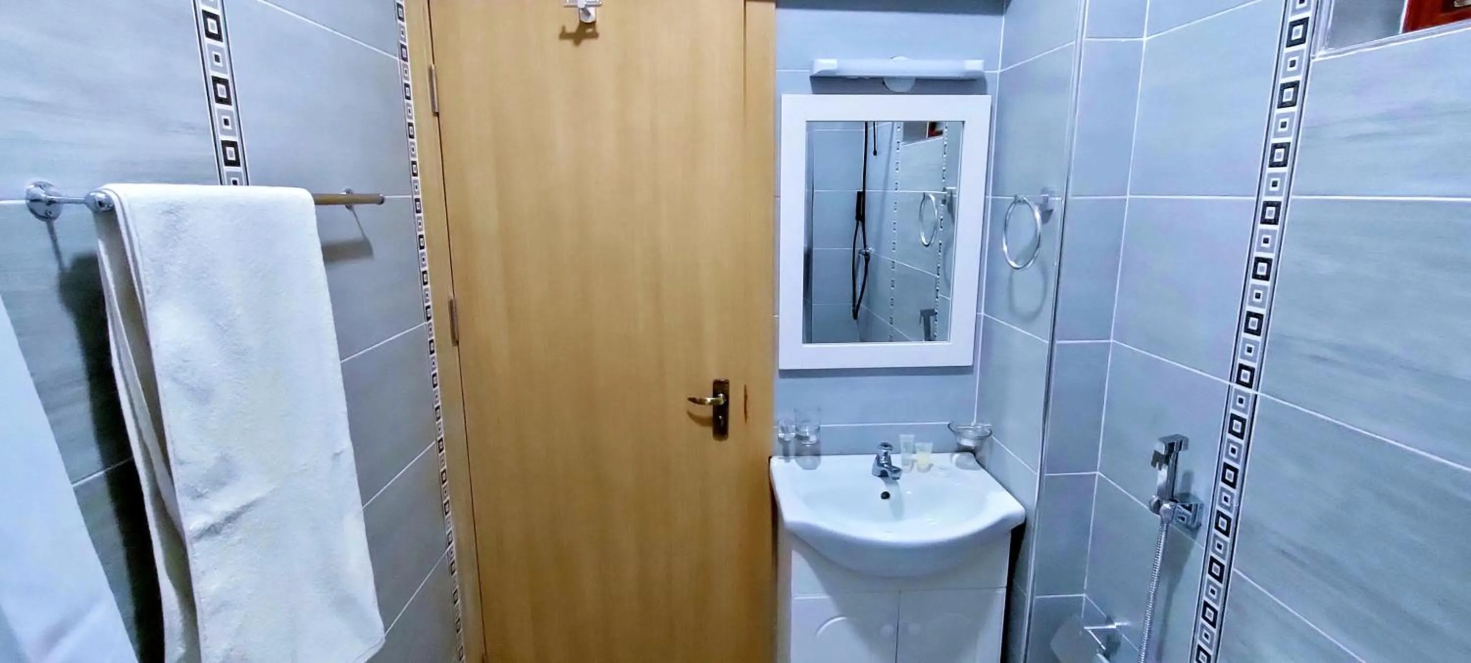 Bathroom in Hays Suites Hotel