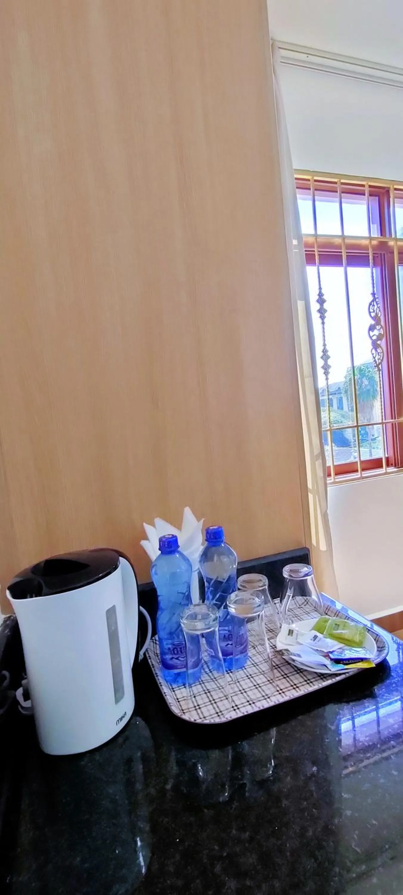 Coffee/tea facilities in Hays Suites Hotel