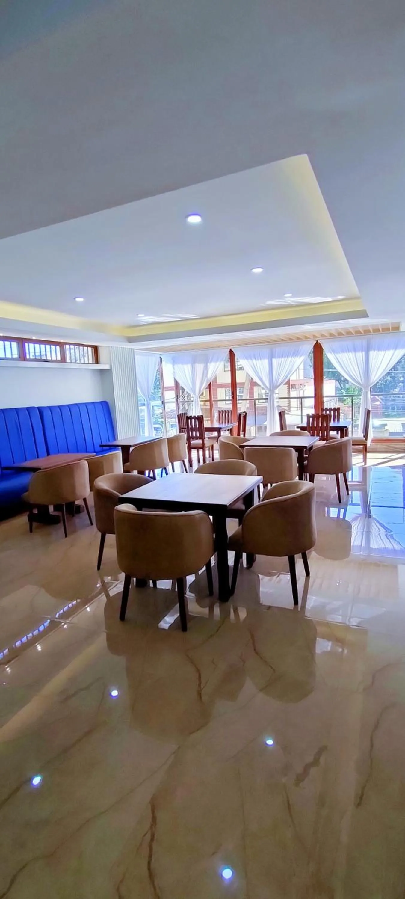 Restaurant/places to eat in Hays Suites Hotel