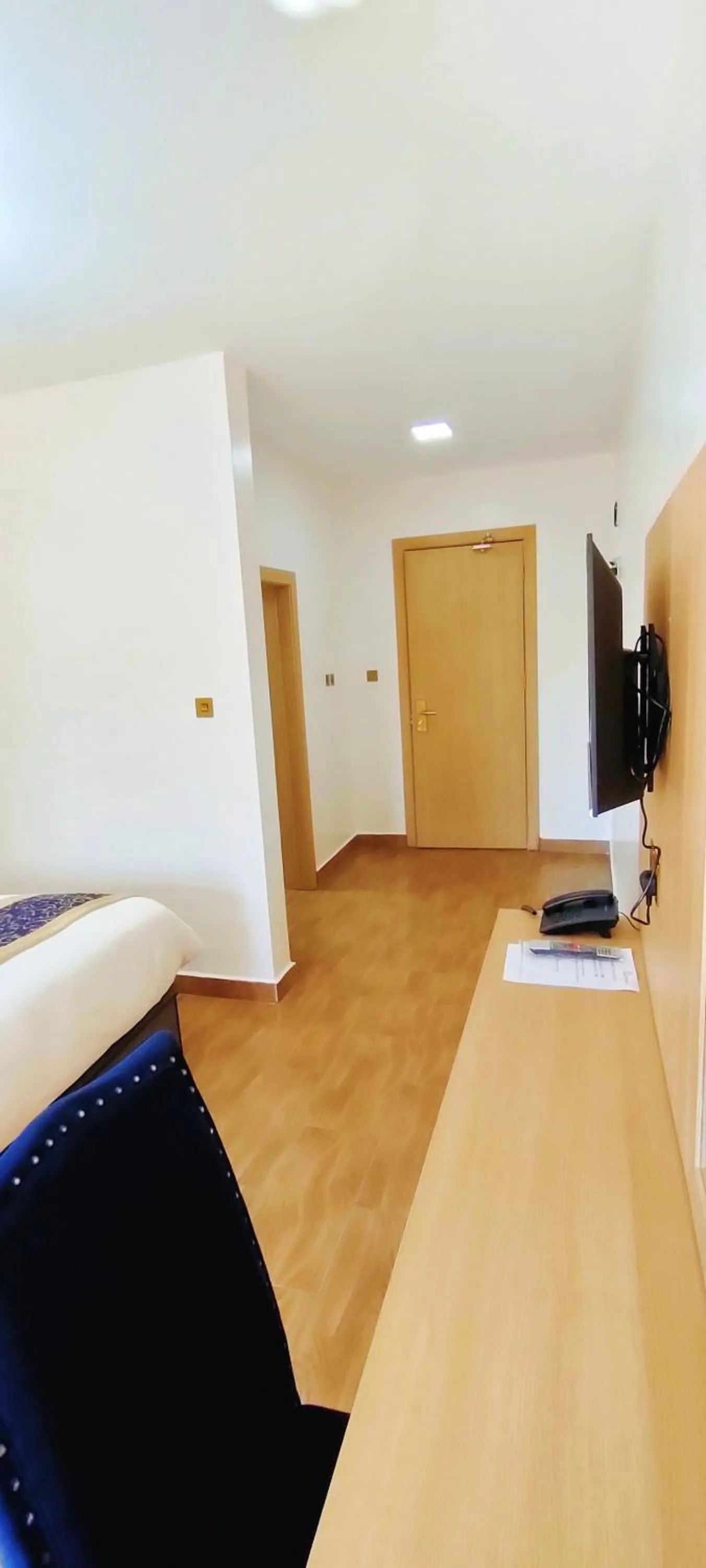 TV and multimedia in Hays Suites Hotel