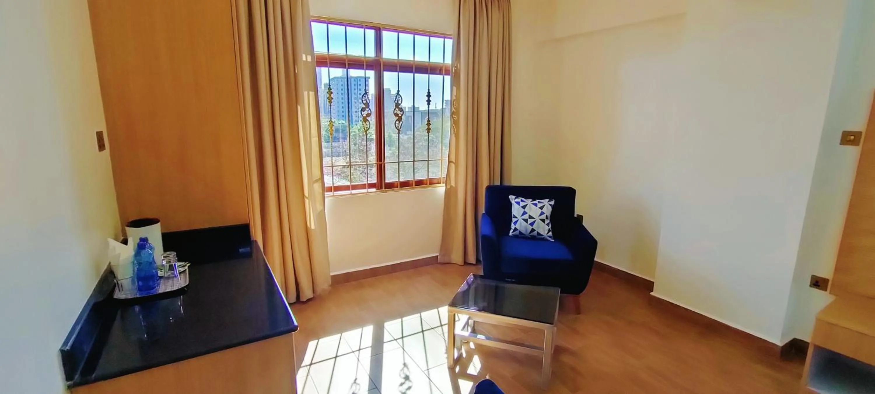 Living room in Hays Suites Hotel