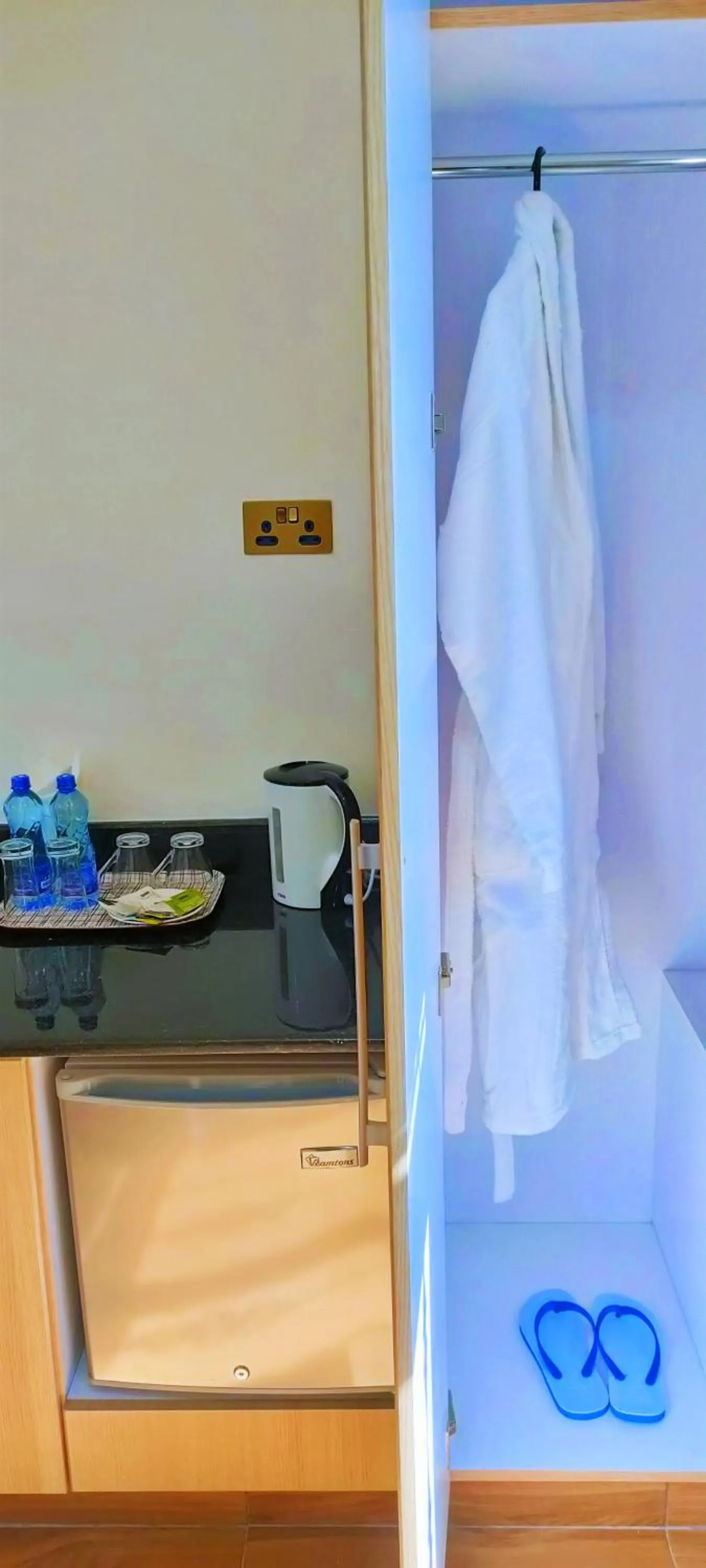 Coffee/tea facilities in Hays Suites Hotel