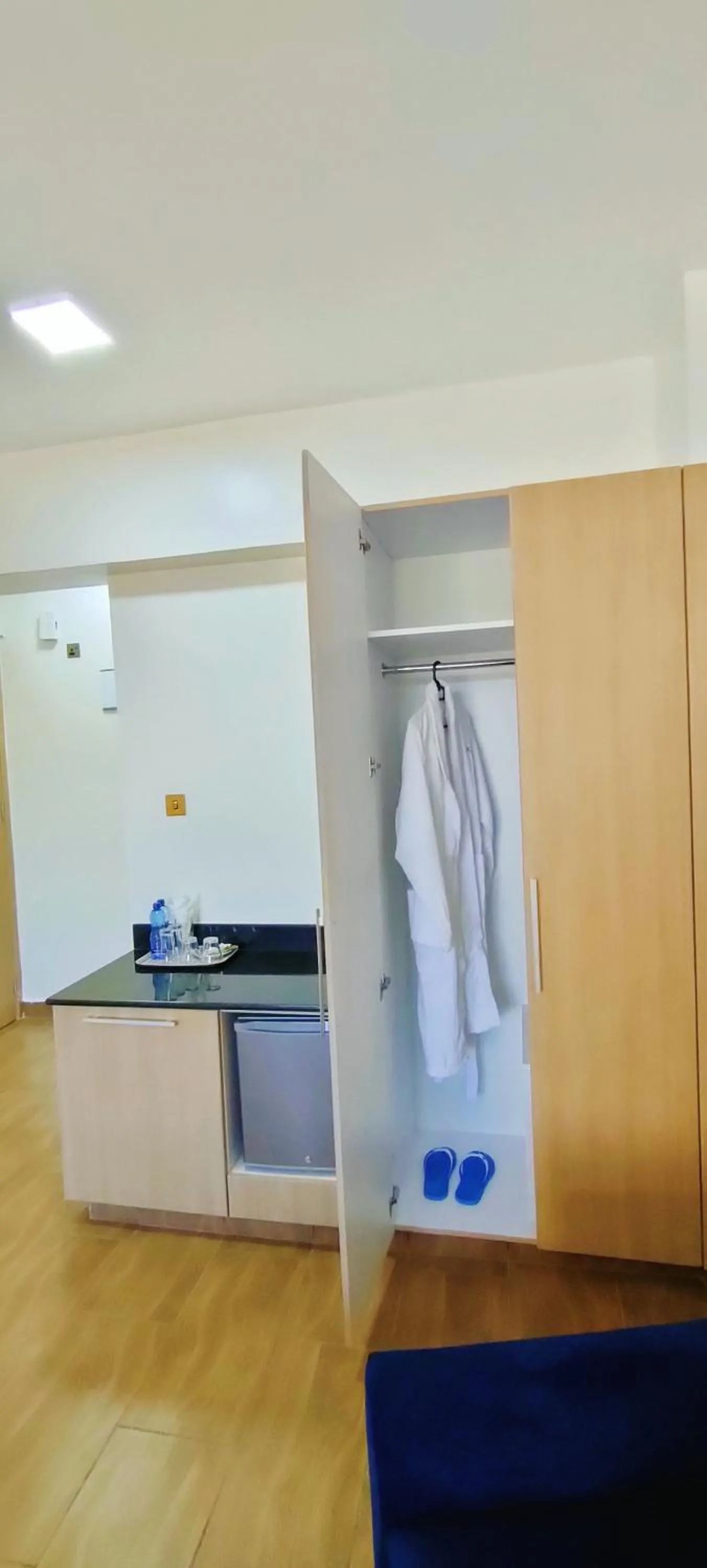 Coffee/tea facilities in Hays Suites Hotel