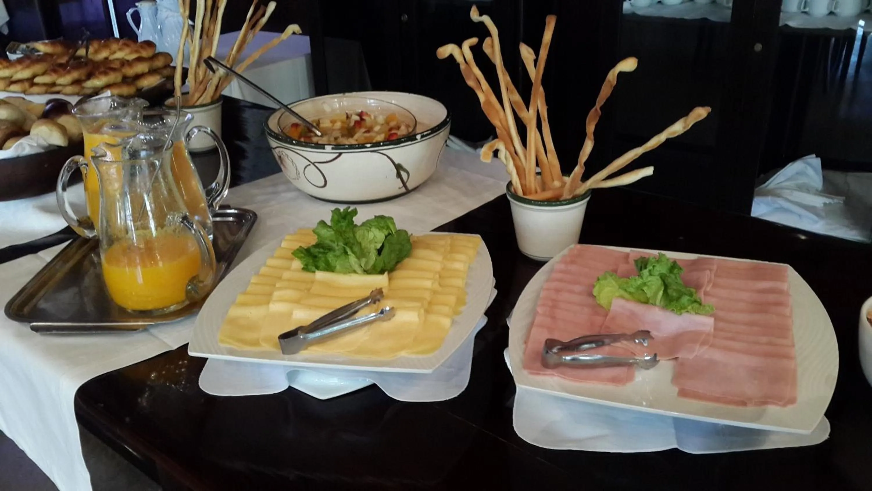 Buffet breakfast in Hotel del Bosque