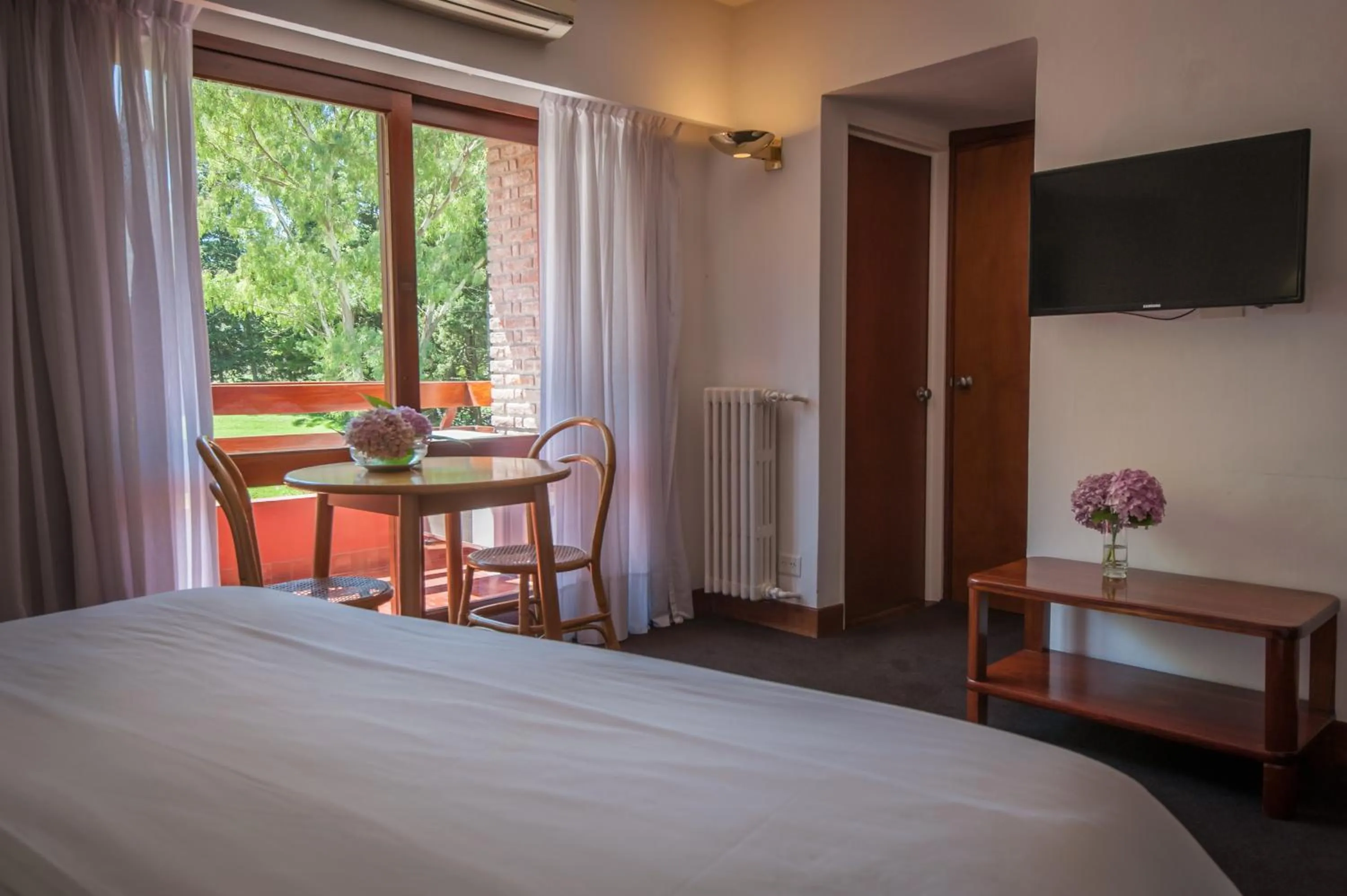 Seating area, Bed in Hotel del Bosque