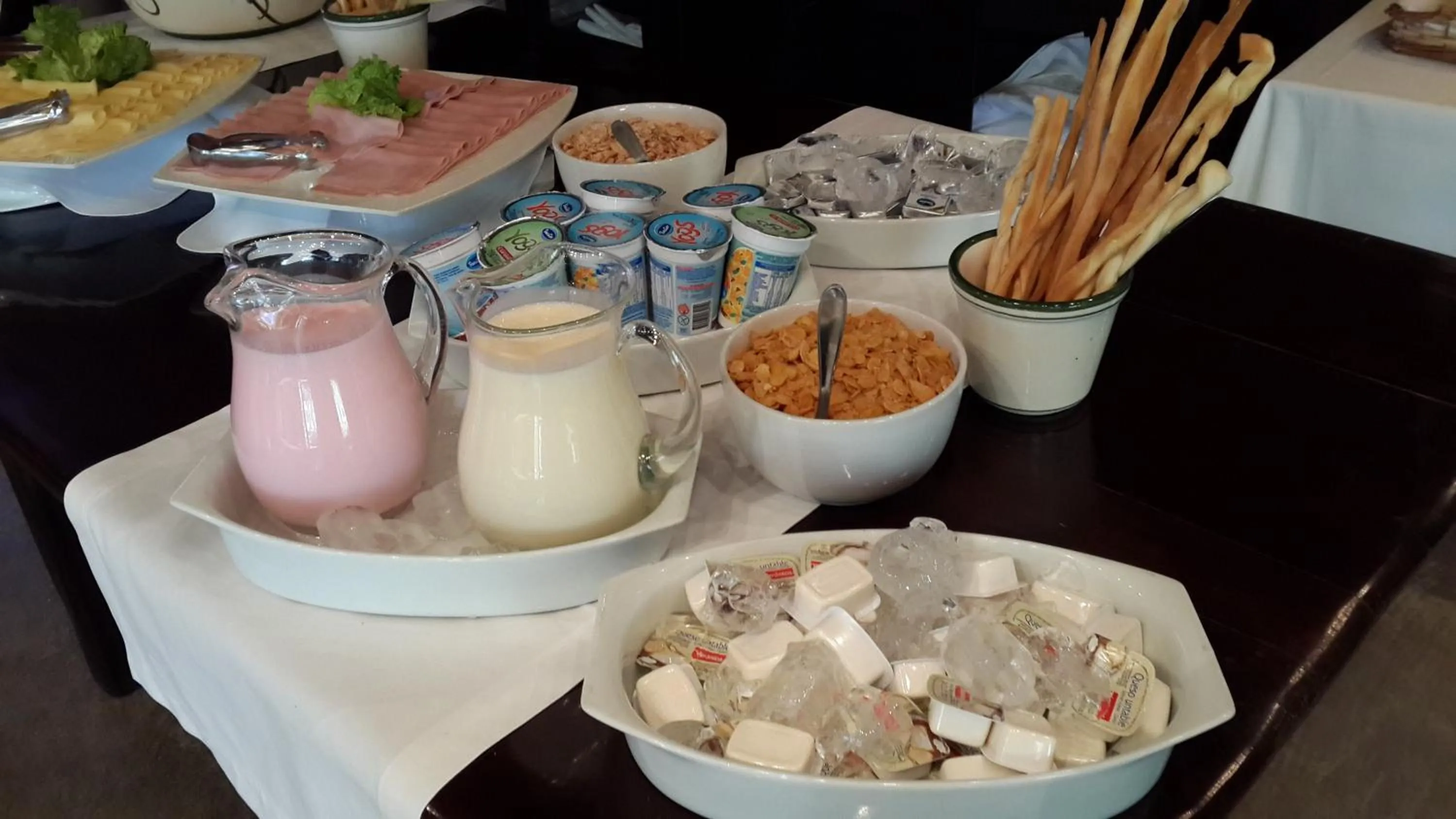 Buffet breakfast in Hotel del Bosque