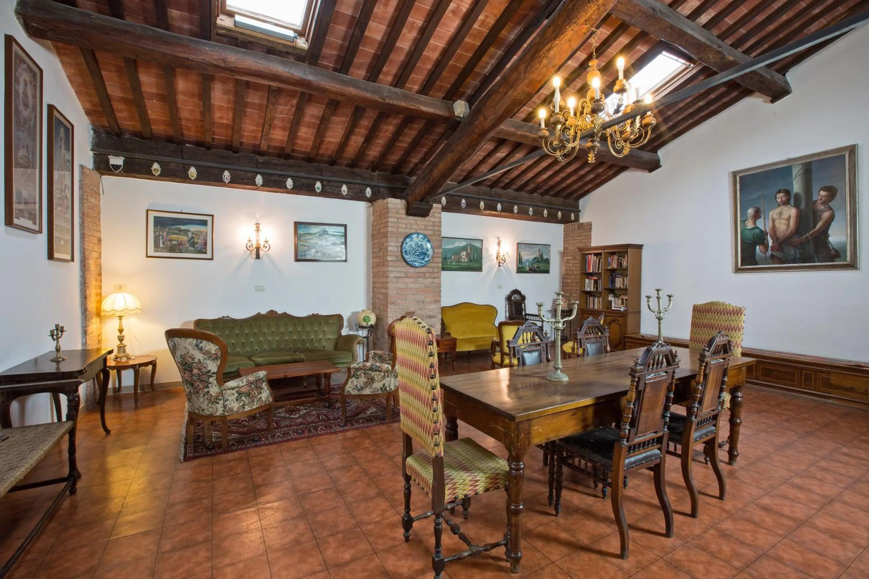 Communal lounge/ TV room in Hotel Alma Domus