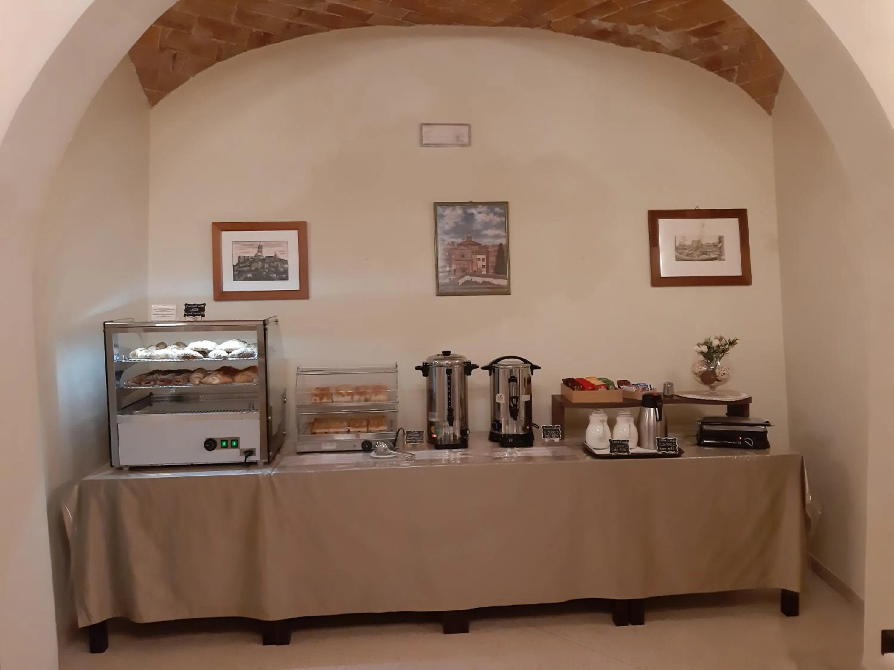 Breakfast in Hotel Alma Domus