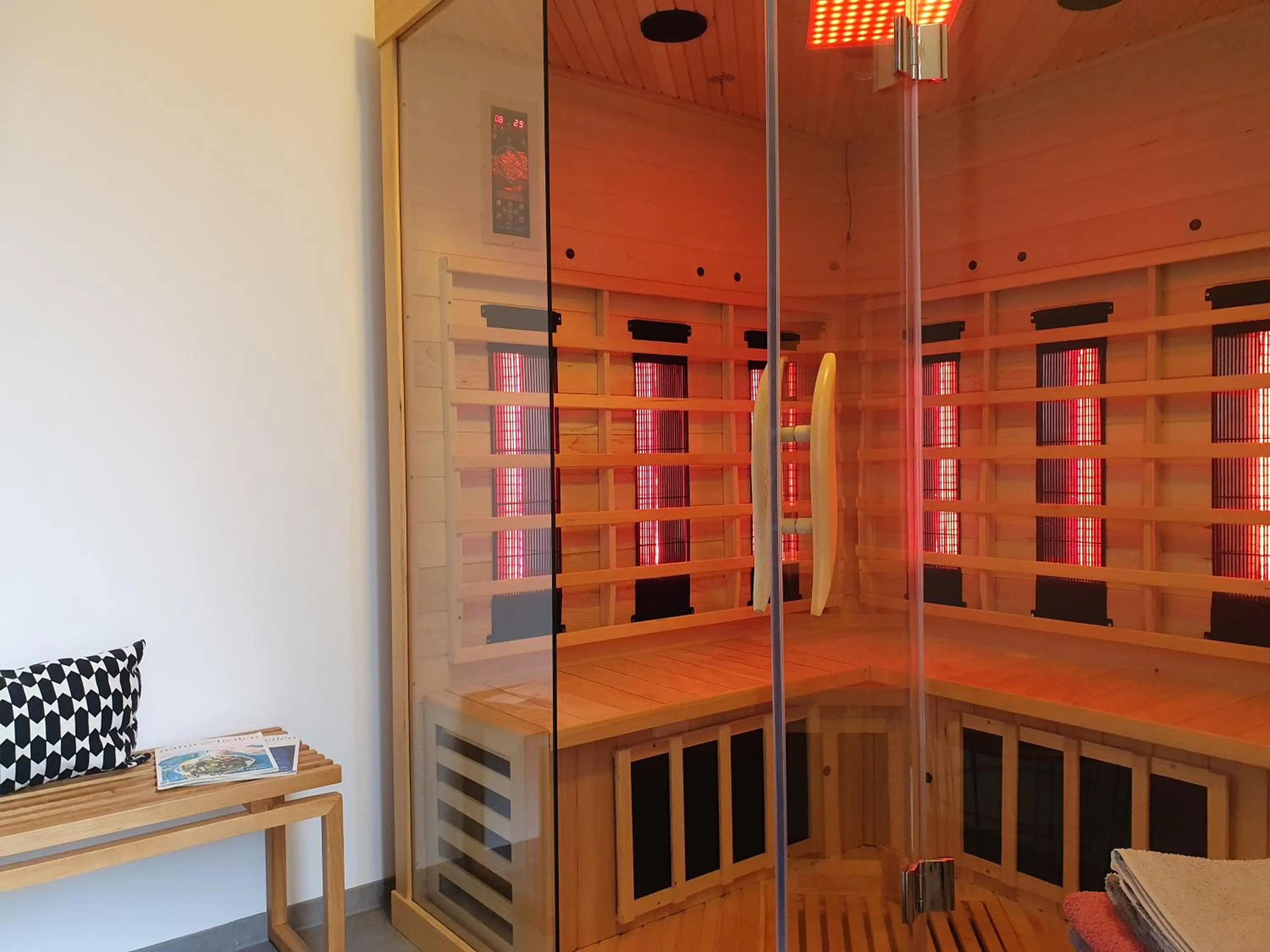 Sauna in Odenwald-Lodge mit Infrarotsauna und E-Ladestation "Haus Purpur"