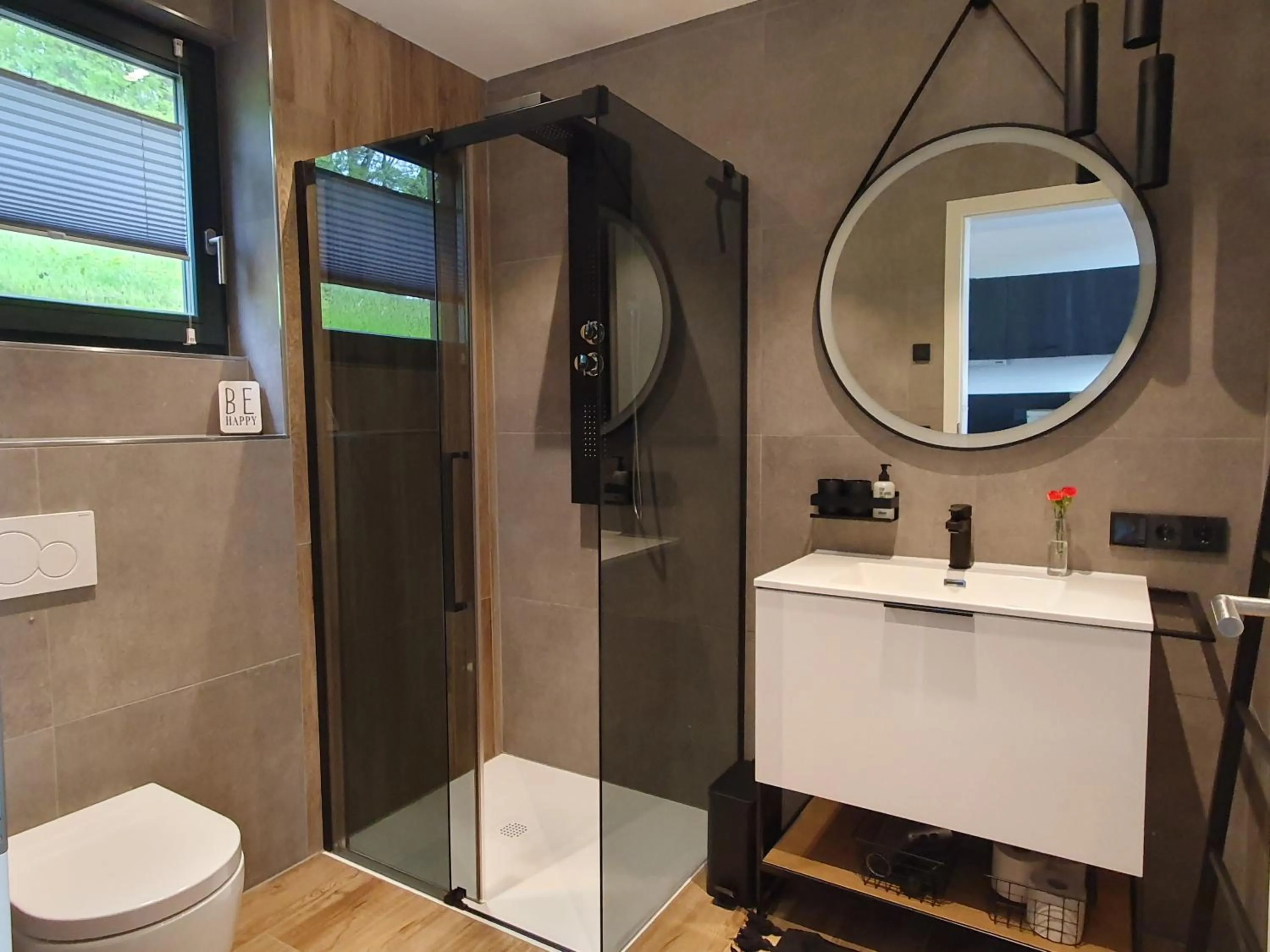 Bathroom in Odenwald-Lodge mit Infrarotsauna und E-Ladestation "Haus Purpur"