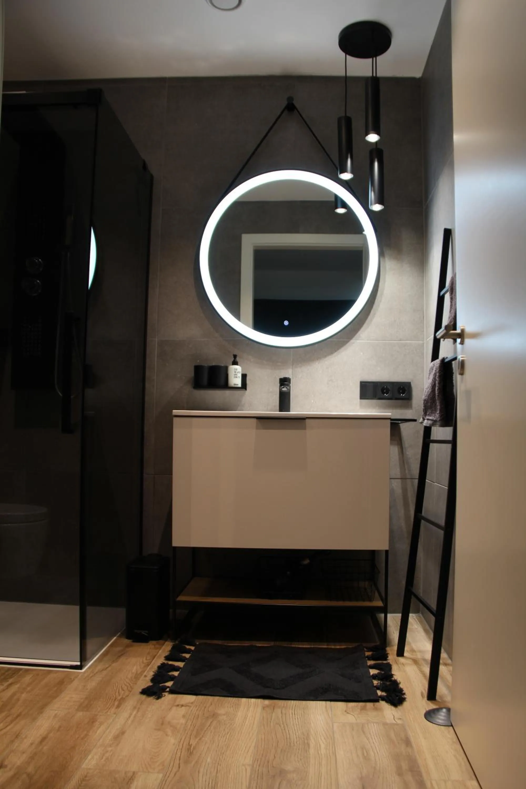 Bathroom in Odenwald-Lodge mit Infrarotsauna und E-Ladestation "Haus Purpur"
