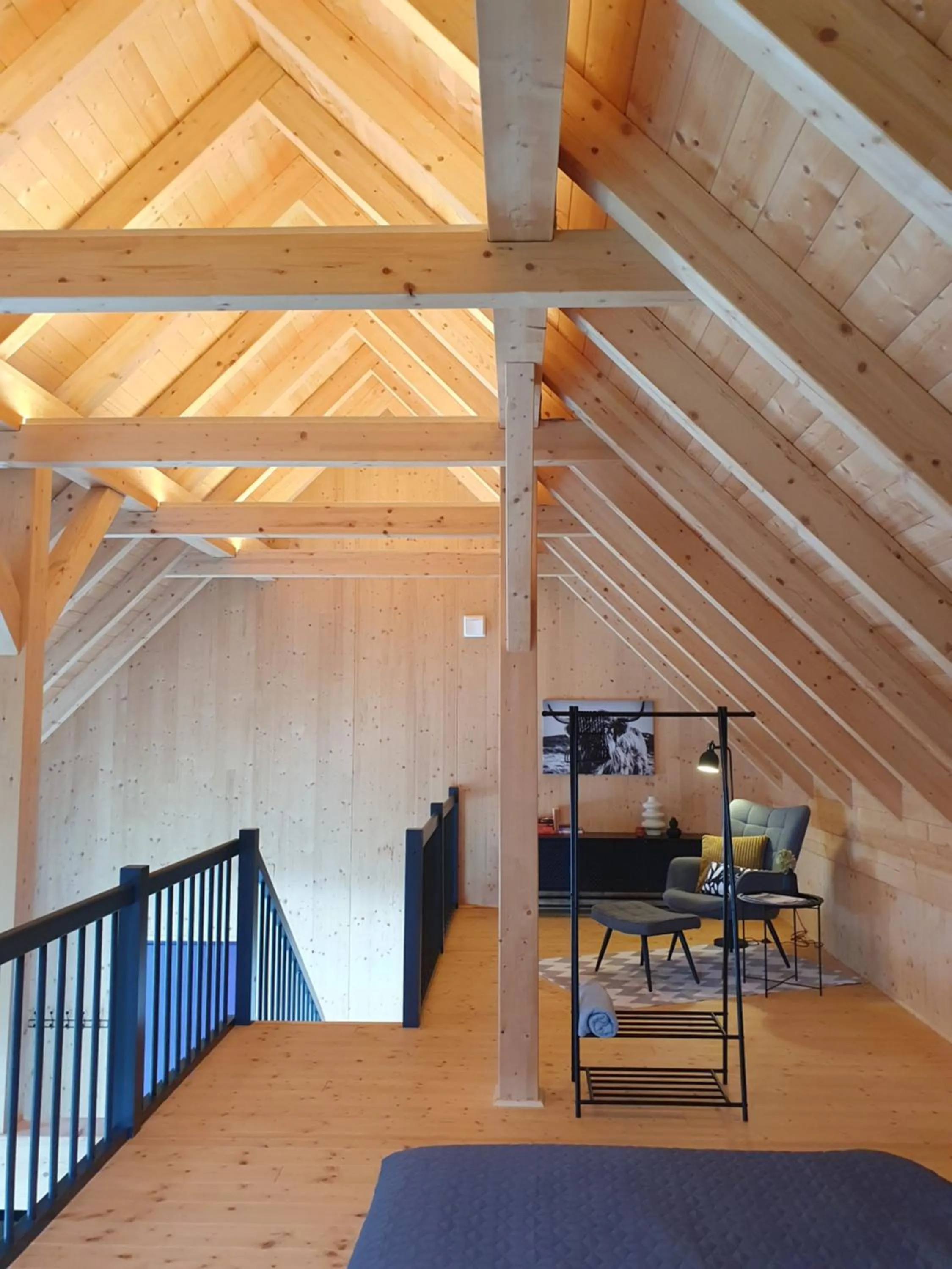 Bed in Odenwald-Lodge mit Infrarotsauna und E-Ladestation "Haus Purpur"