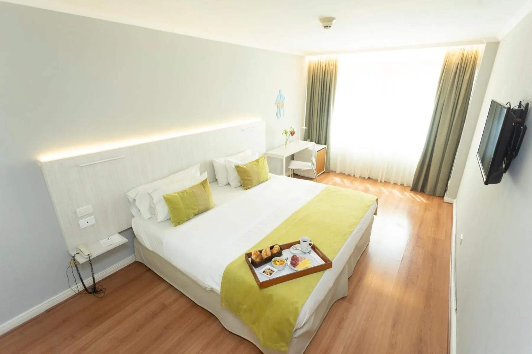 Photo of the whole room, Bed in Pestana Buenos Aires