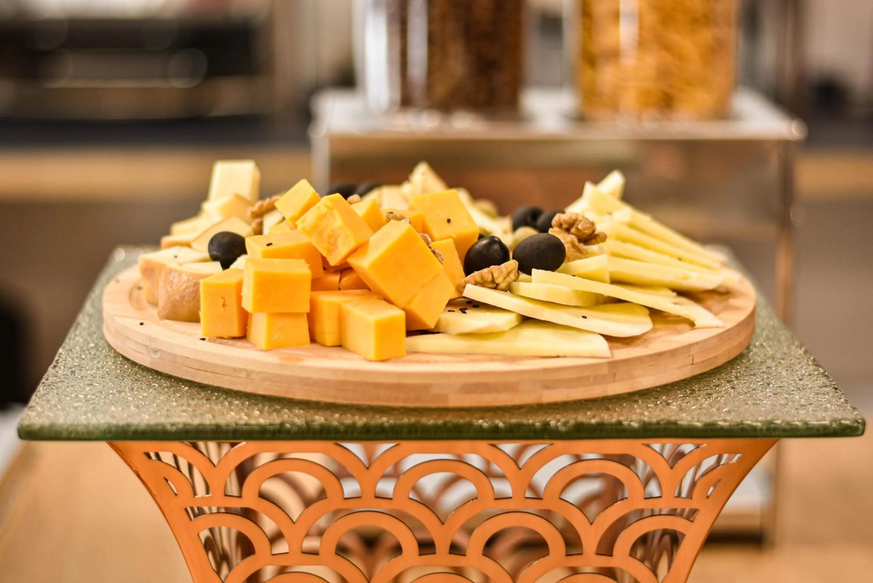 Restaurant/places to eat in Paliani Hotel