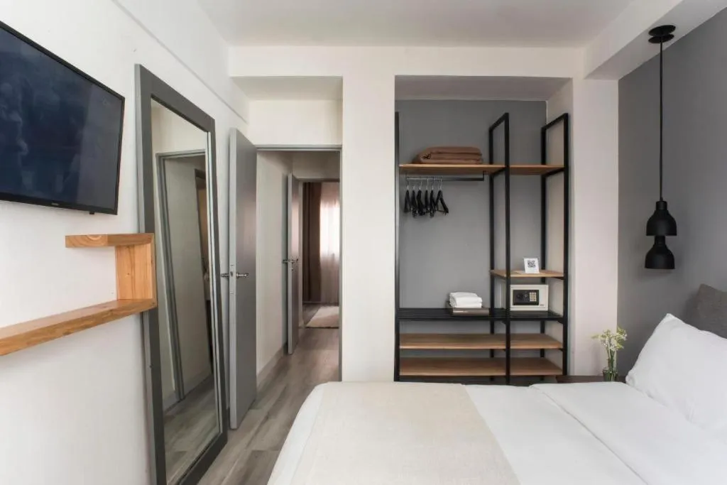 Bedroom, Bed in Rochester Hotel Classic