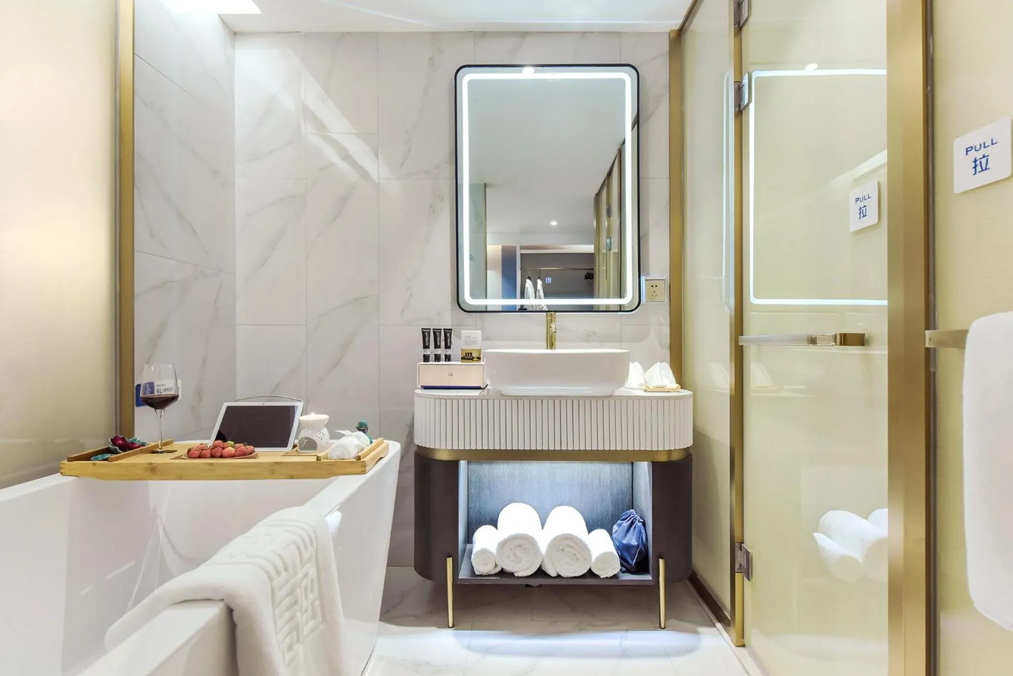Bath in Kuanrong Suites Hotel Liangjiang love sea shopping park