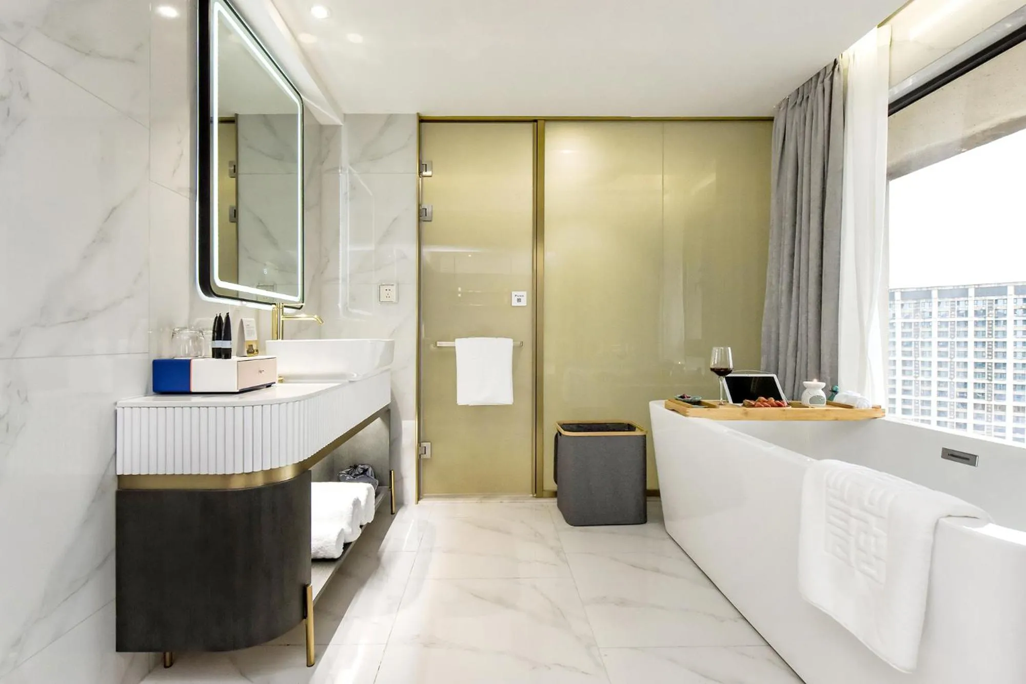 Bathroom in Kuanrong Suites Hotel Liangjiang love sea shopping park