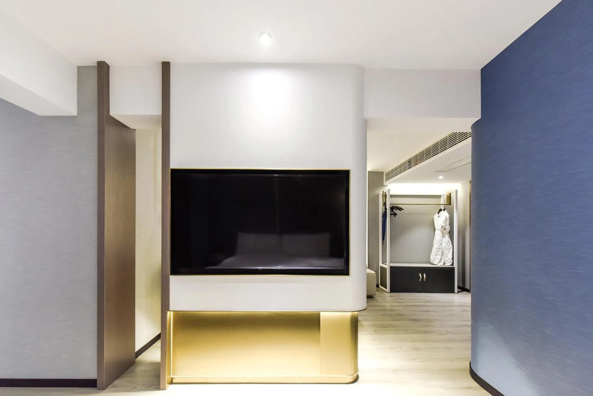 TV and multimedia in Kuanrong Suites Hotel Liangjiang love sea shopping park