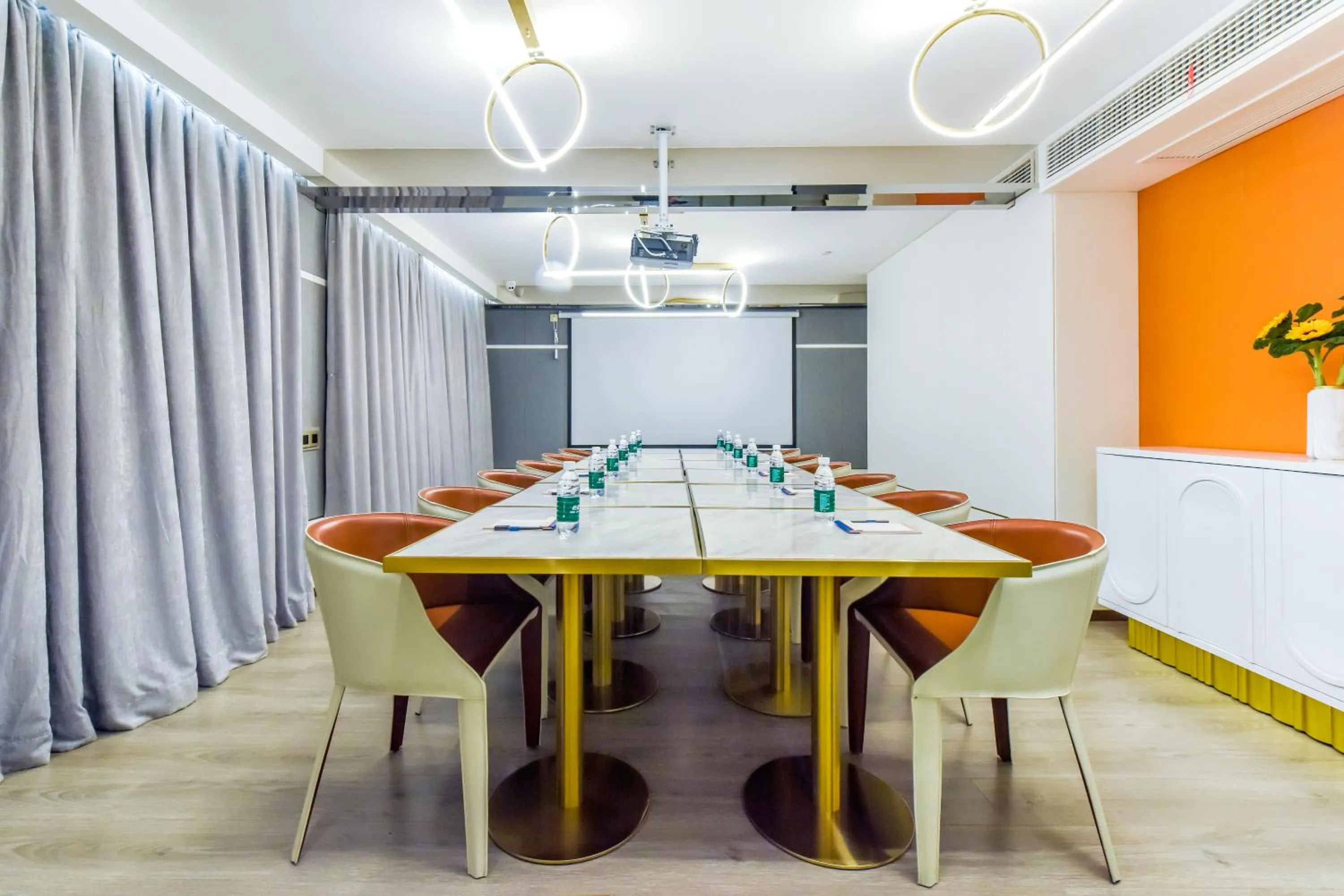 Meeting/conference room in Kuanrong Suites Hotel Liangjiang love sea shopping park