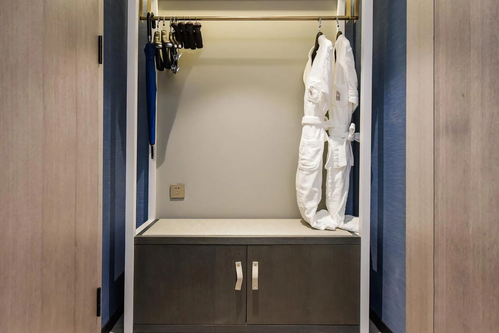 wardrobe in Kuanrong Suites Hotel Liangjiang love sea shopping park