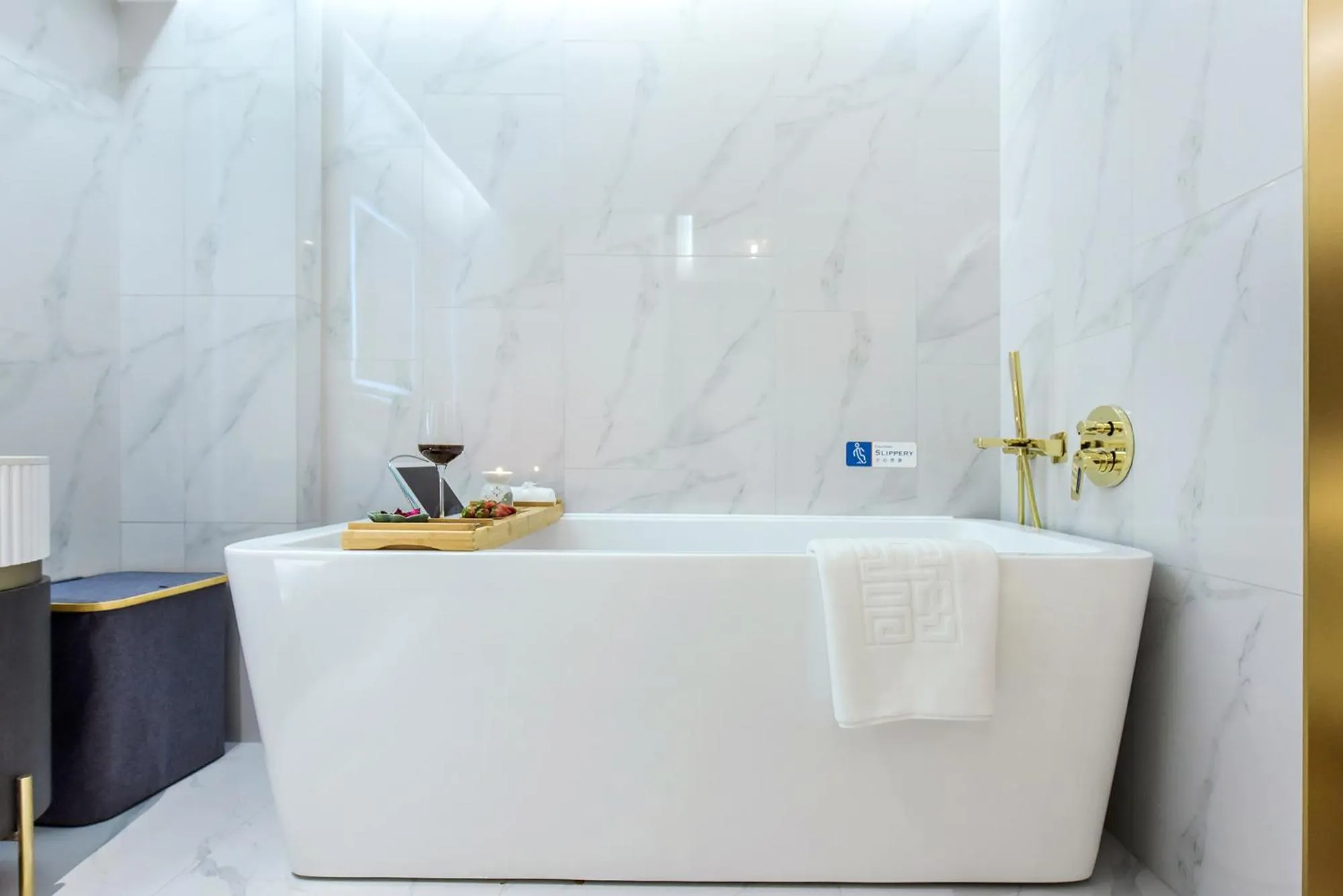 Bath in Kuanrong Suites Hotel Liangjiang love sea shopping park