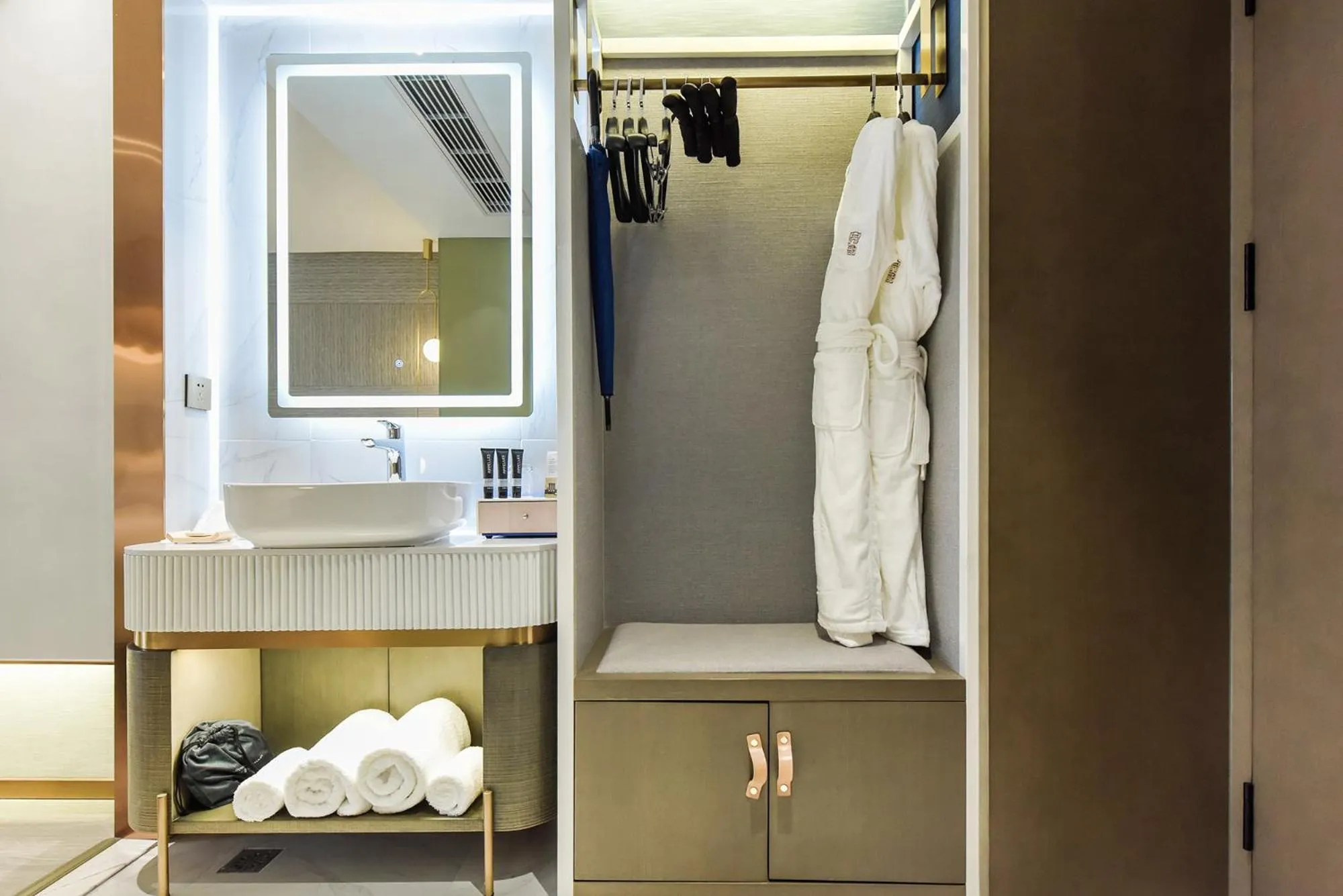 wardrobe in Kuanrong Suites Hotel Liangjiang love sea shopping park