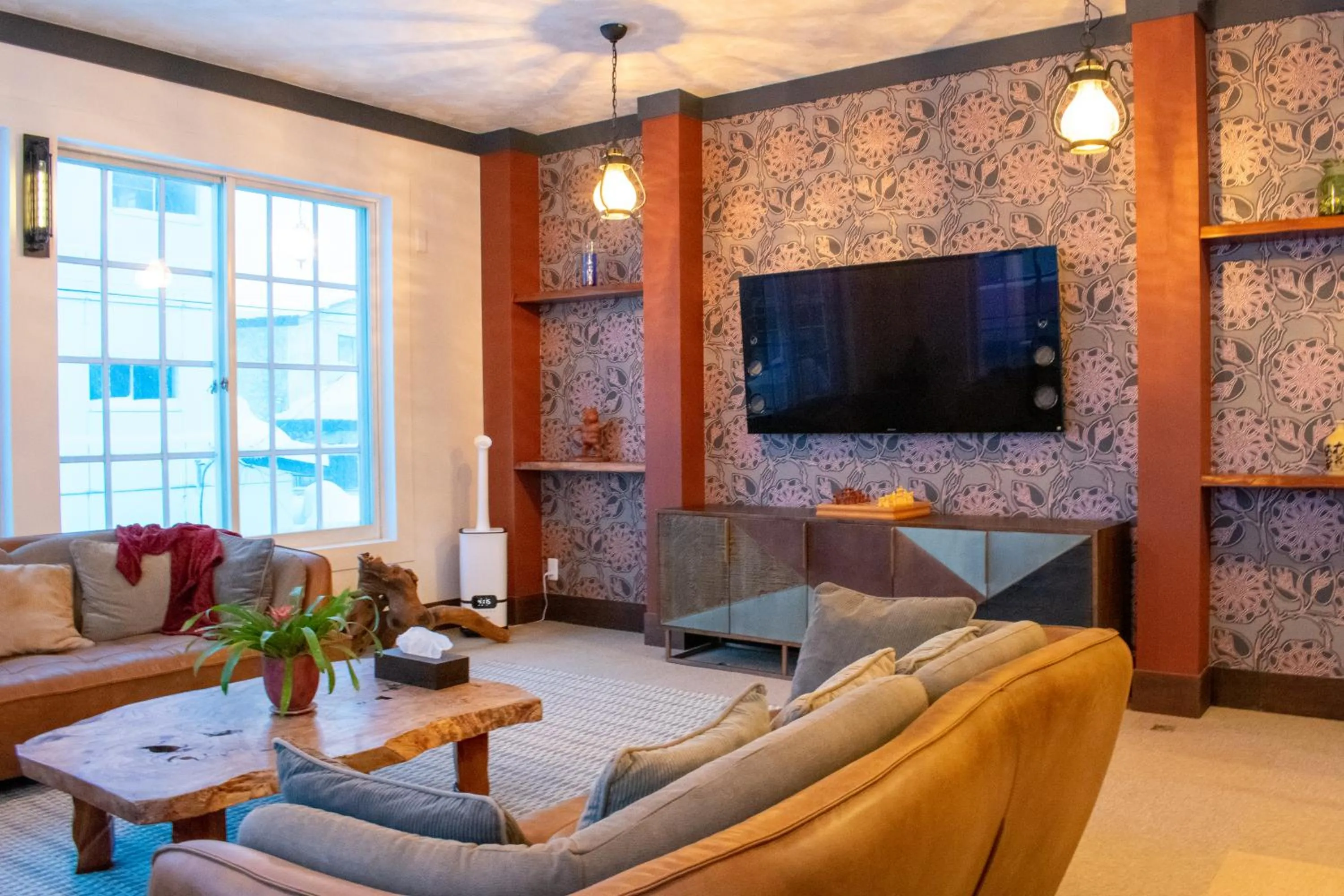 Communal lounge/ TV room in T Square Hakuba