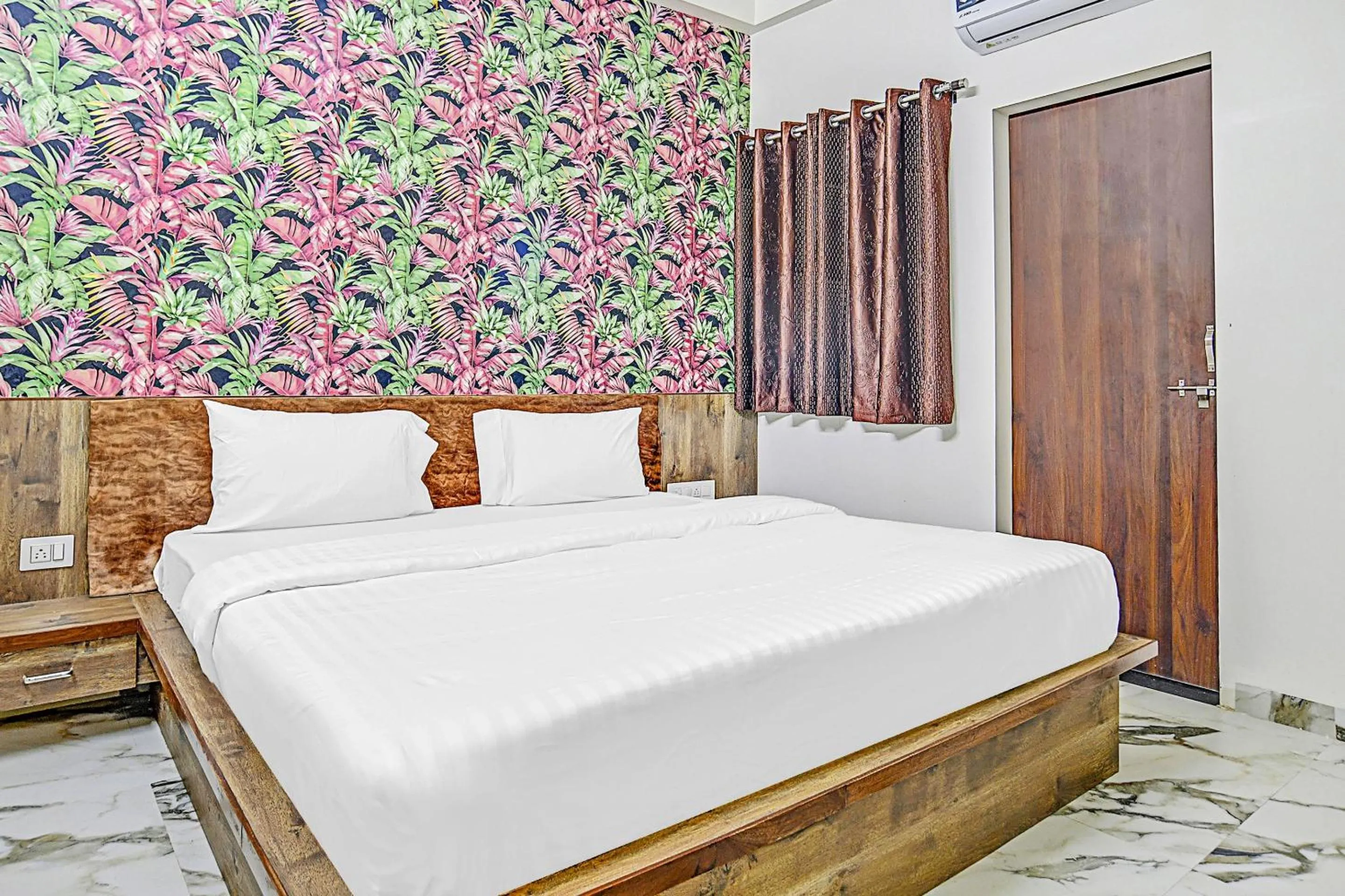 Bedroom, Bed in Super Collection O Verena