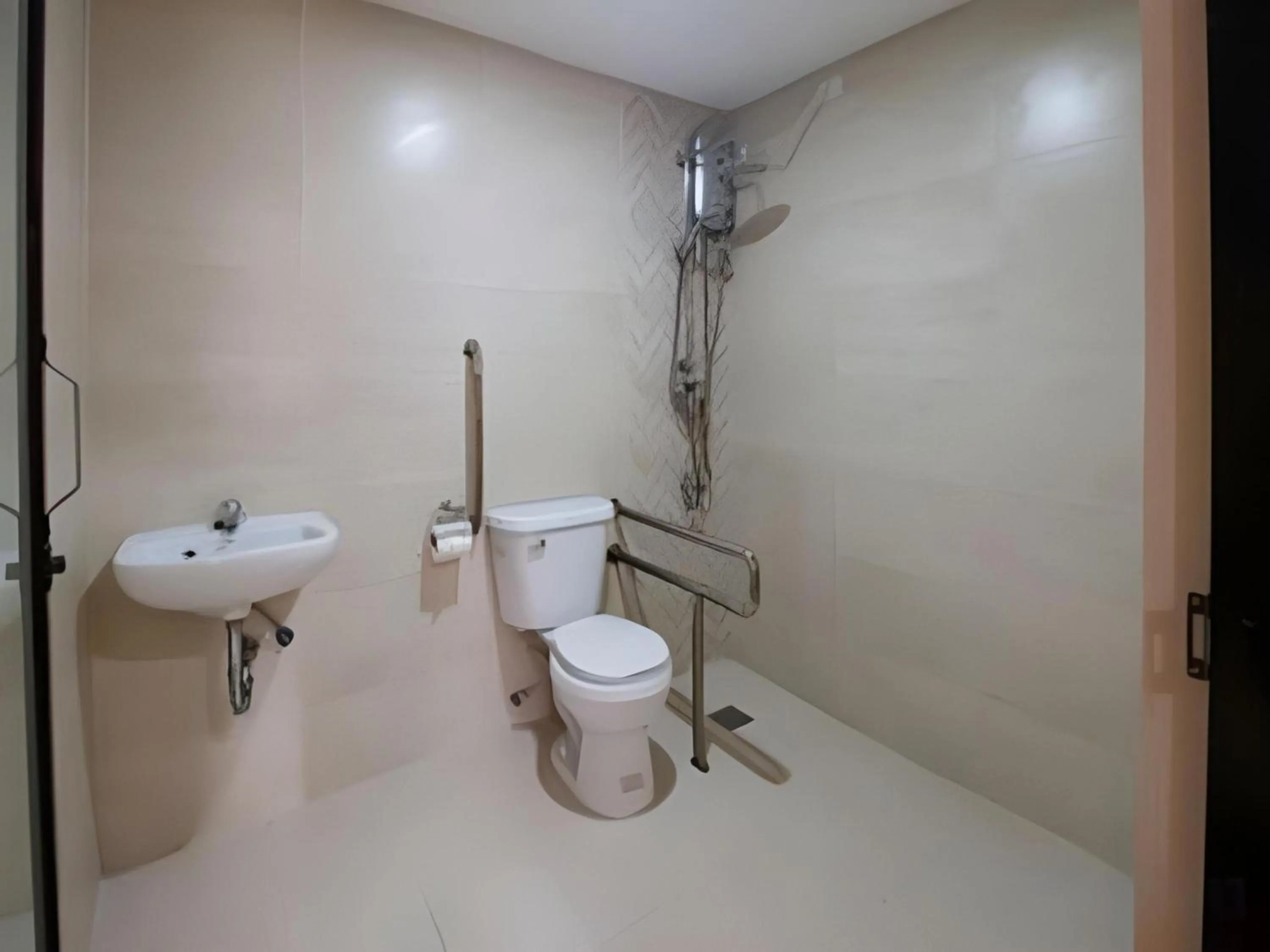 Bathroom in Super OYO 832 The Teepee Place Hostel & Residence Inn