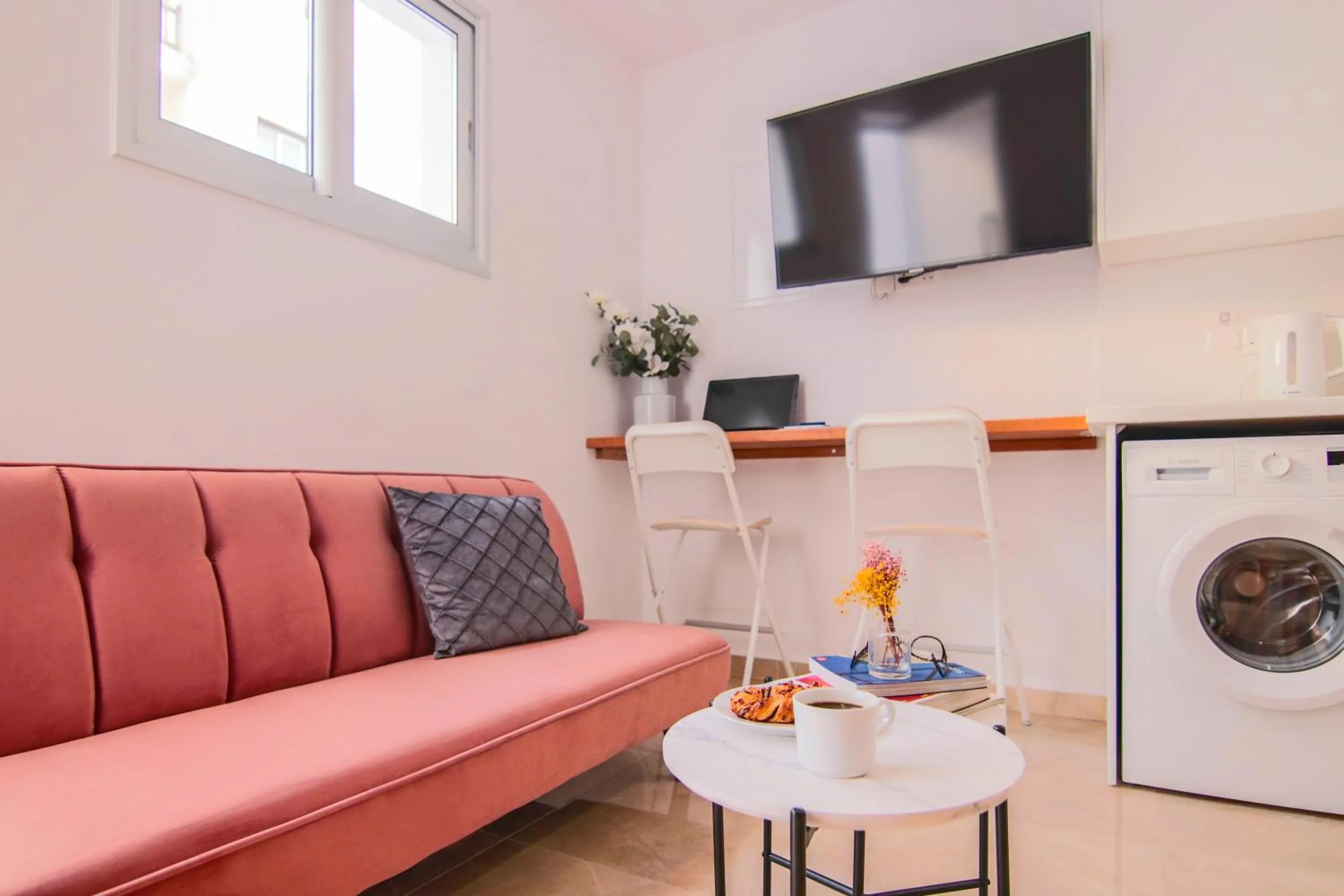 TV and multimedia in Phaedrus Living: Luxury Maisonette Lighthouse 60