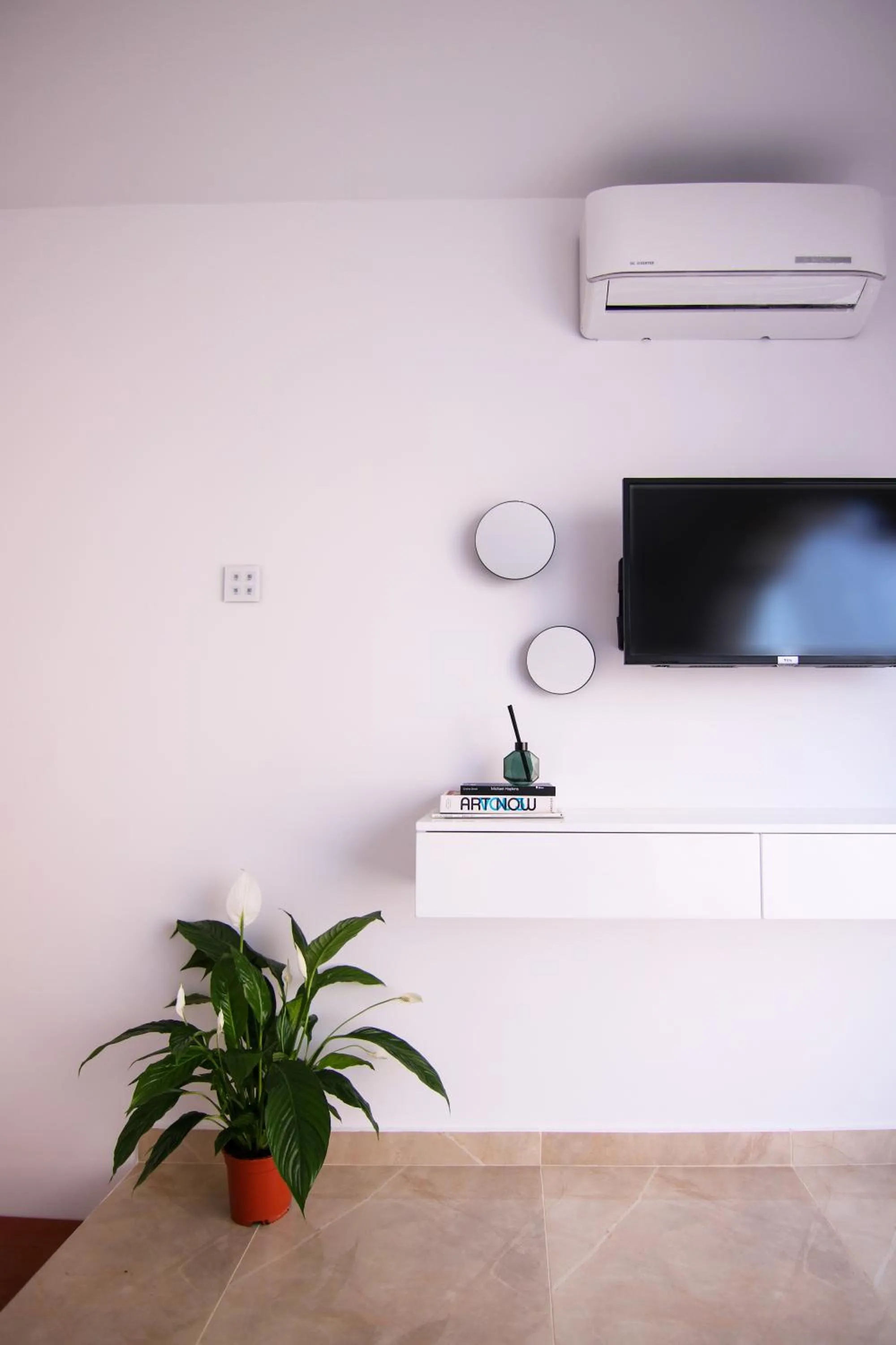 TV and multimedia in Phaedrus Living: Luxury Maisonette Lighthouse 60