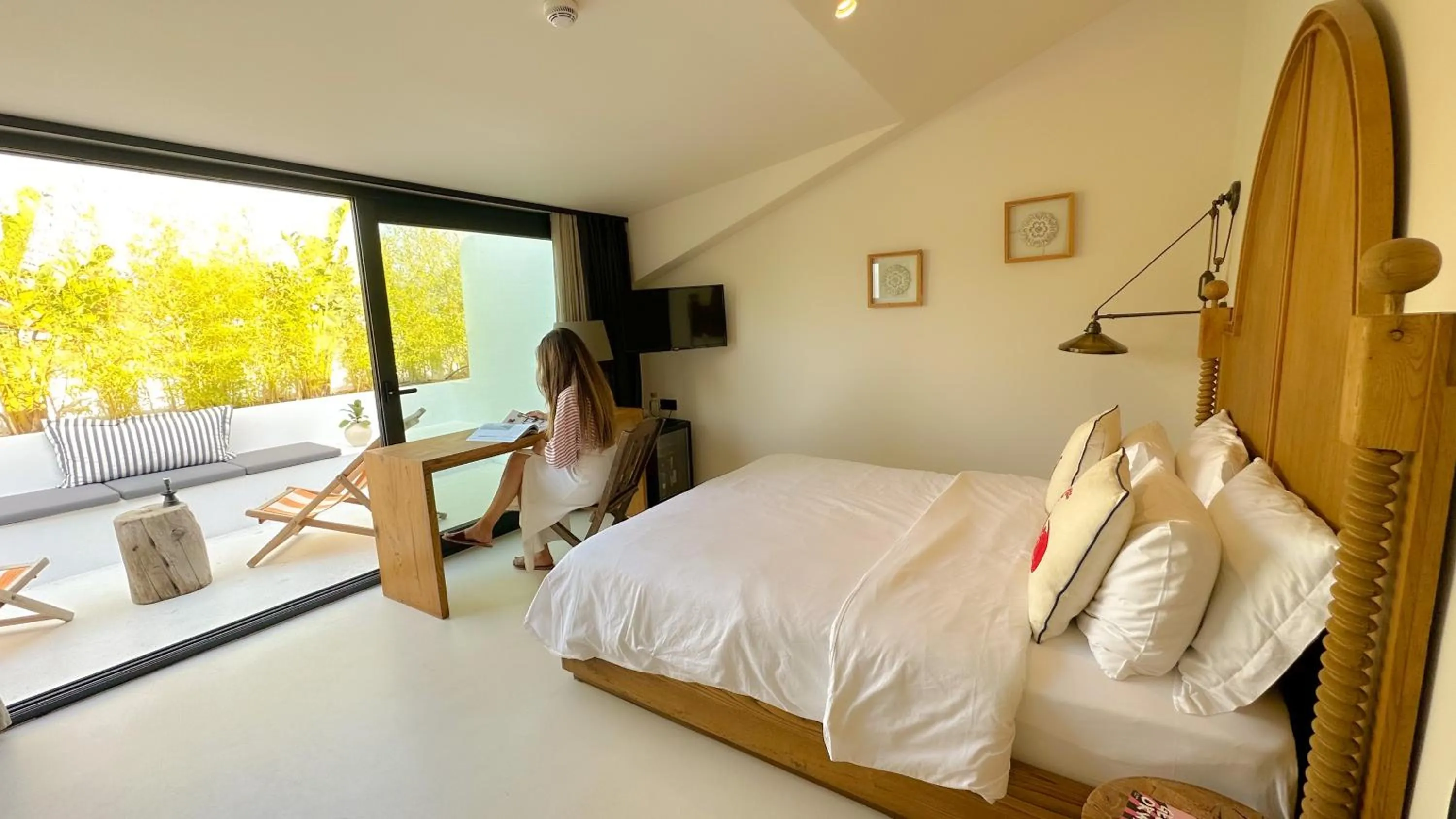 Photo of the whole room in To Be Social House