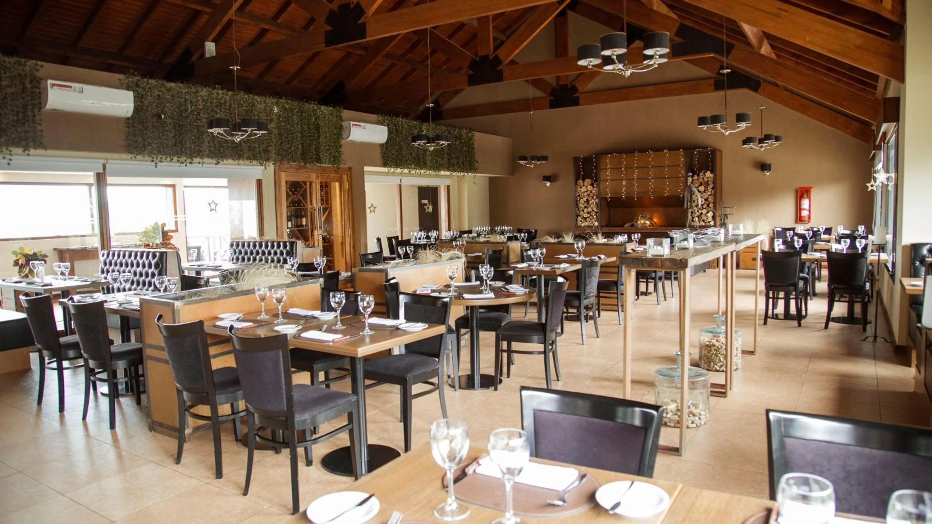 Restaurant/places to eat in Xelena Hotel & Suites