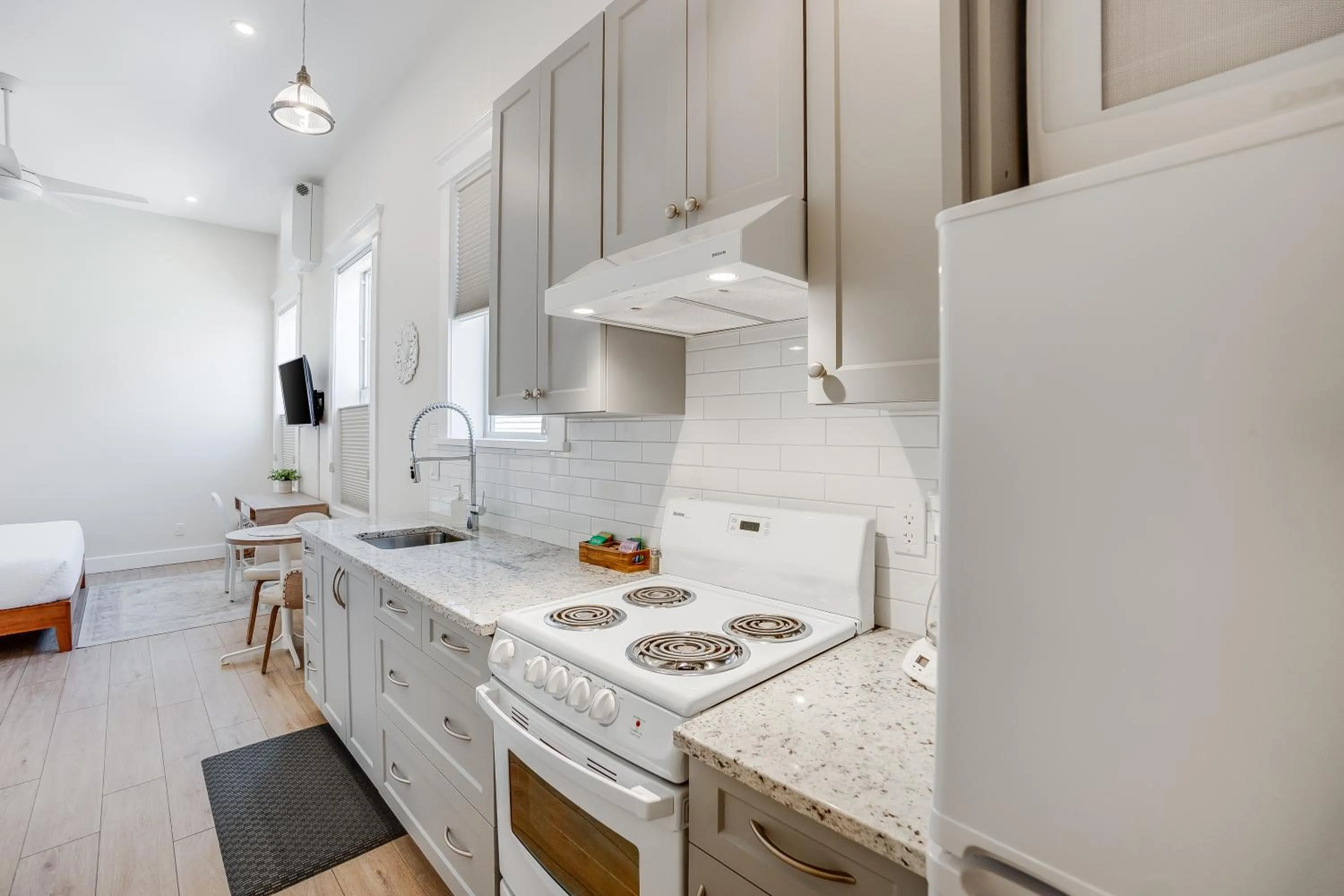 Kitchen or kitchenette in Stirling All Suites Hotel