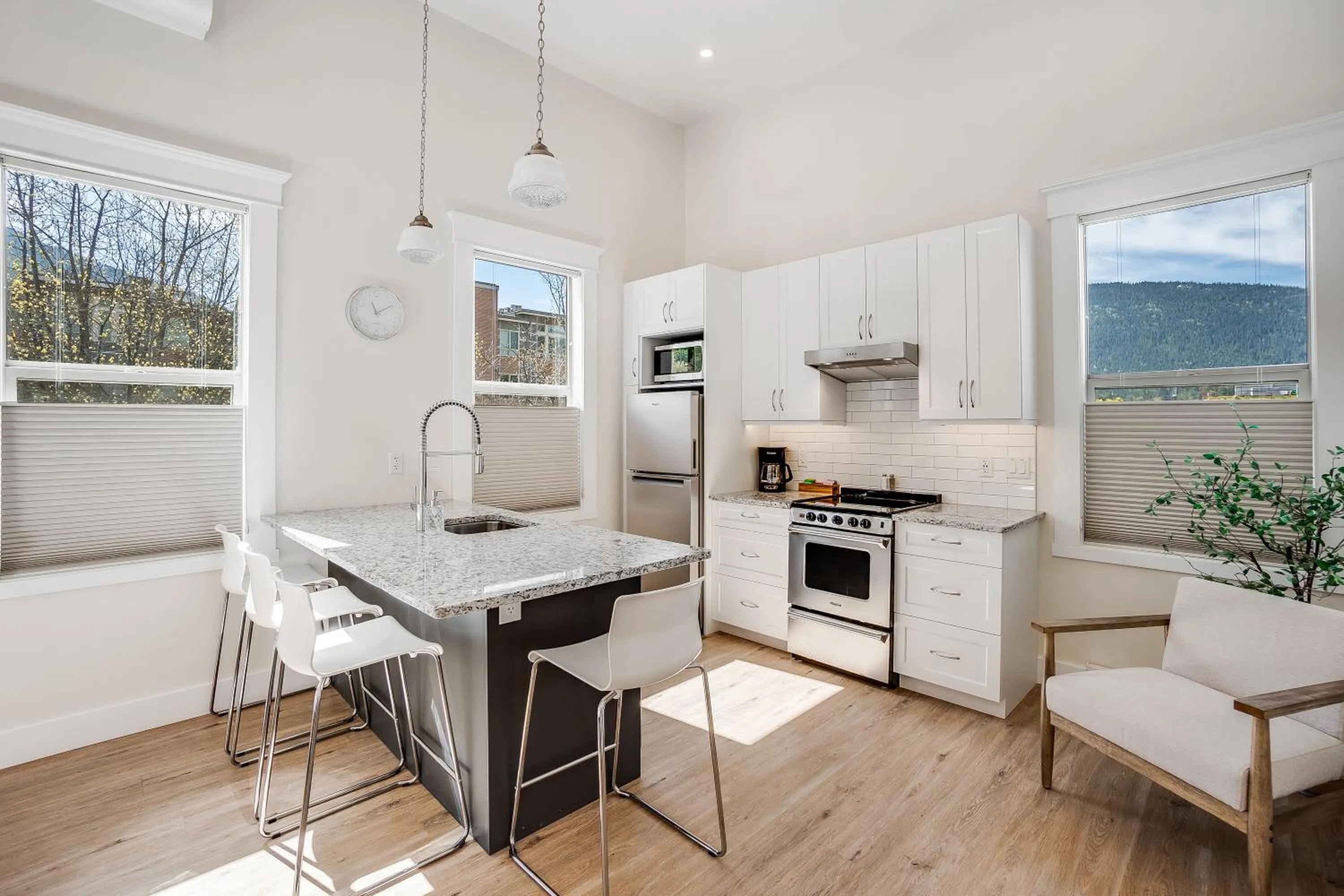 Kitchen or kitchenette in Stirling All Suites Hotel