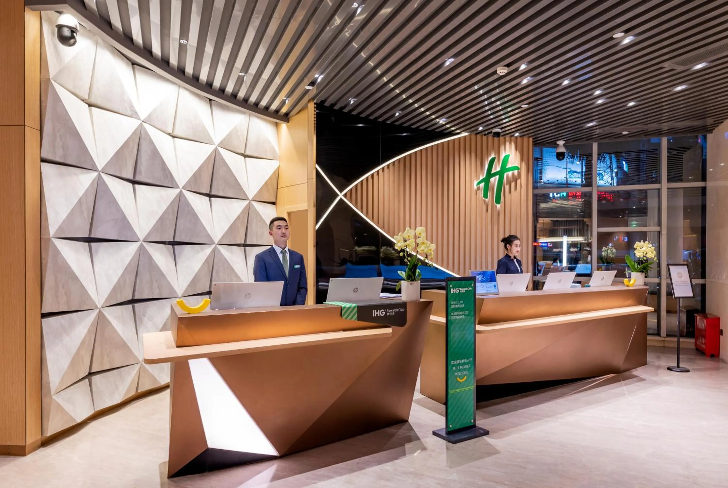 Lobby or reception in Holiday Inn Chongqing Guanyinqiao, an IHG Hotel