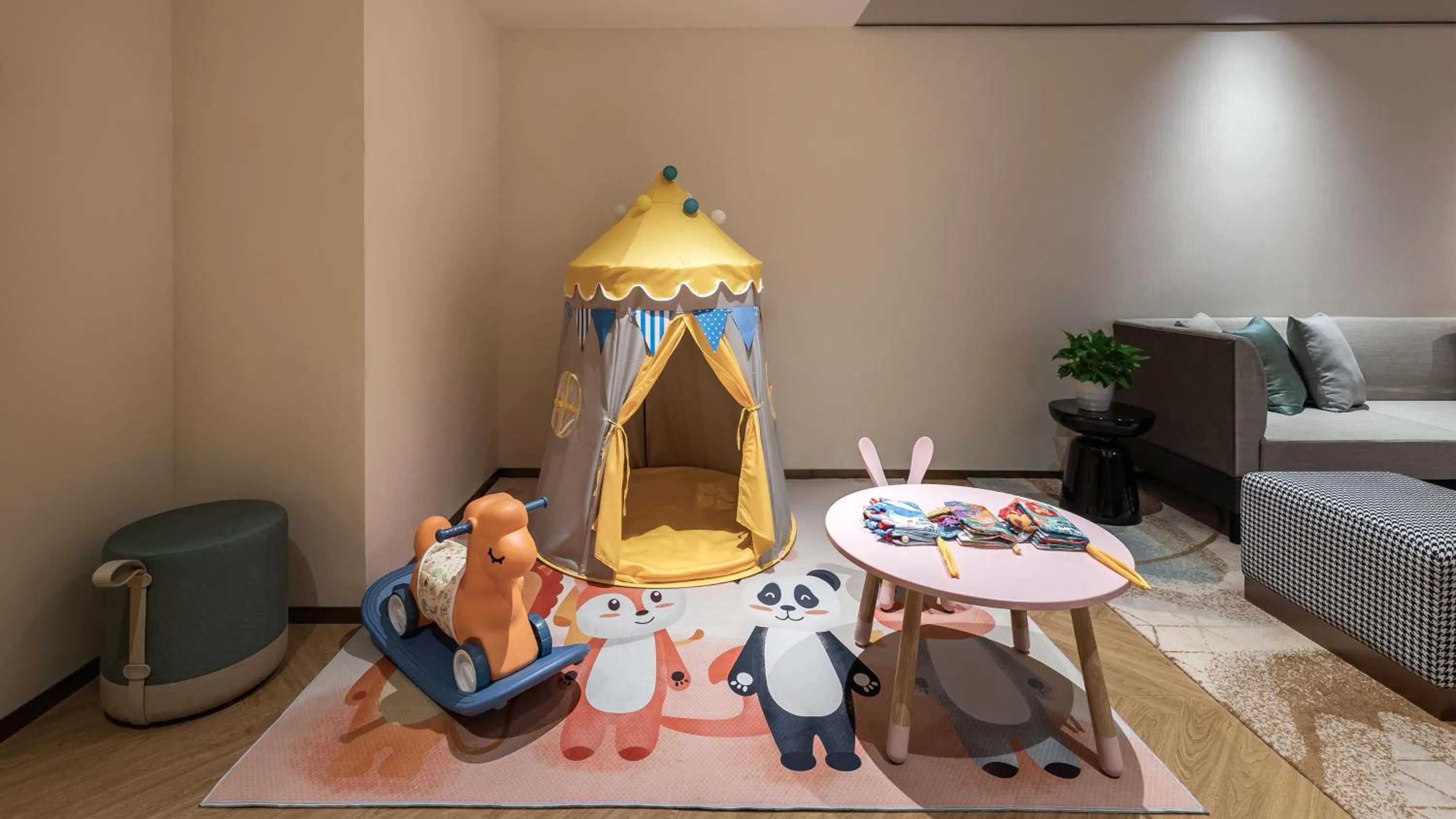 Photo of the whole room, Bed in Holiday Inn Chongqing Guanyinqiao, an IHG Hotel