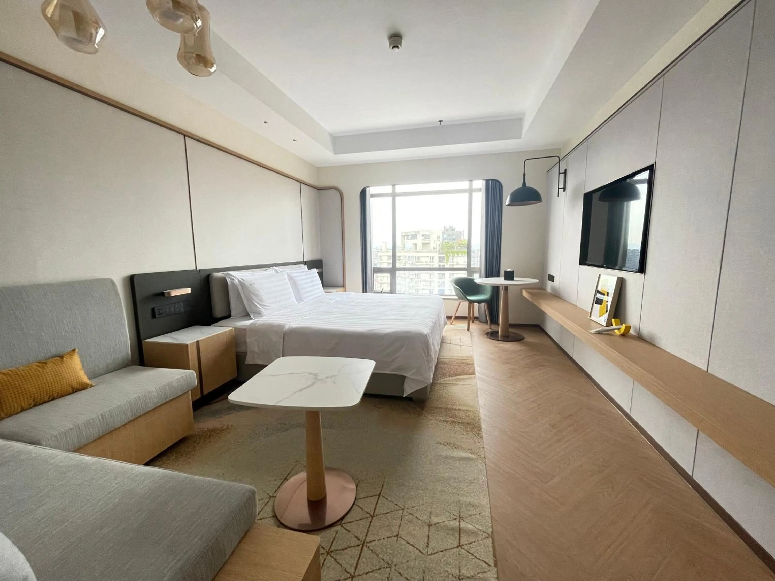 Photo of the whole room, Bed in Holiday Inn Chongqing Guanyinqiao, an IHG Hotel