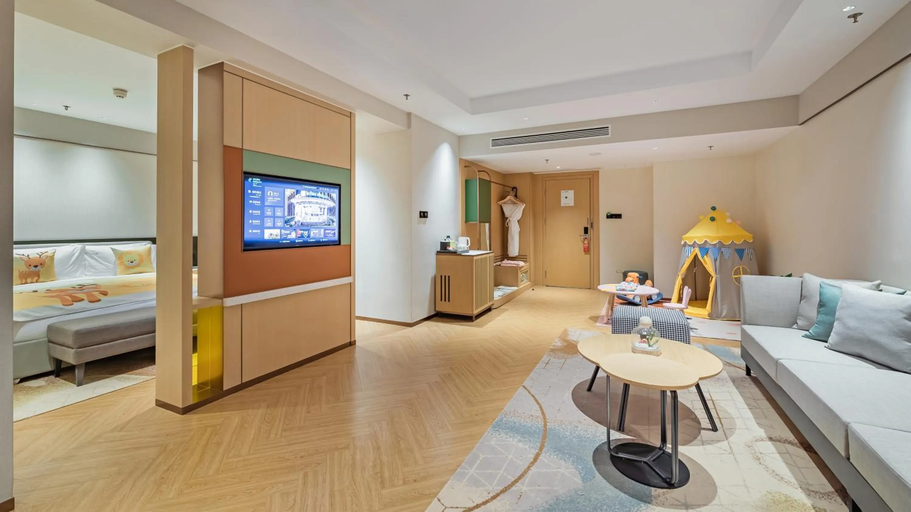 Photo of the whole room, Bed in Holiday Inn Chongqing Guanyinqiao, an IHG Hotel