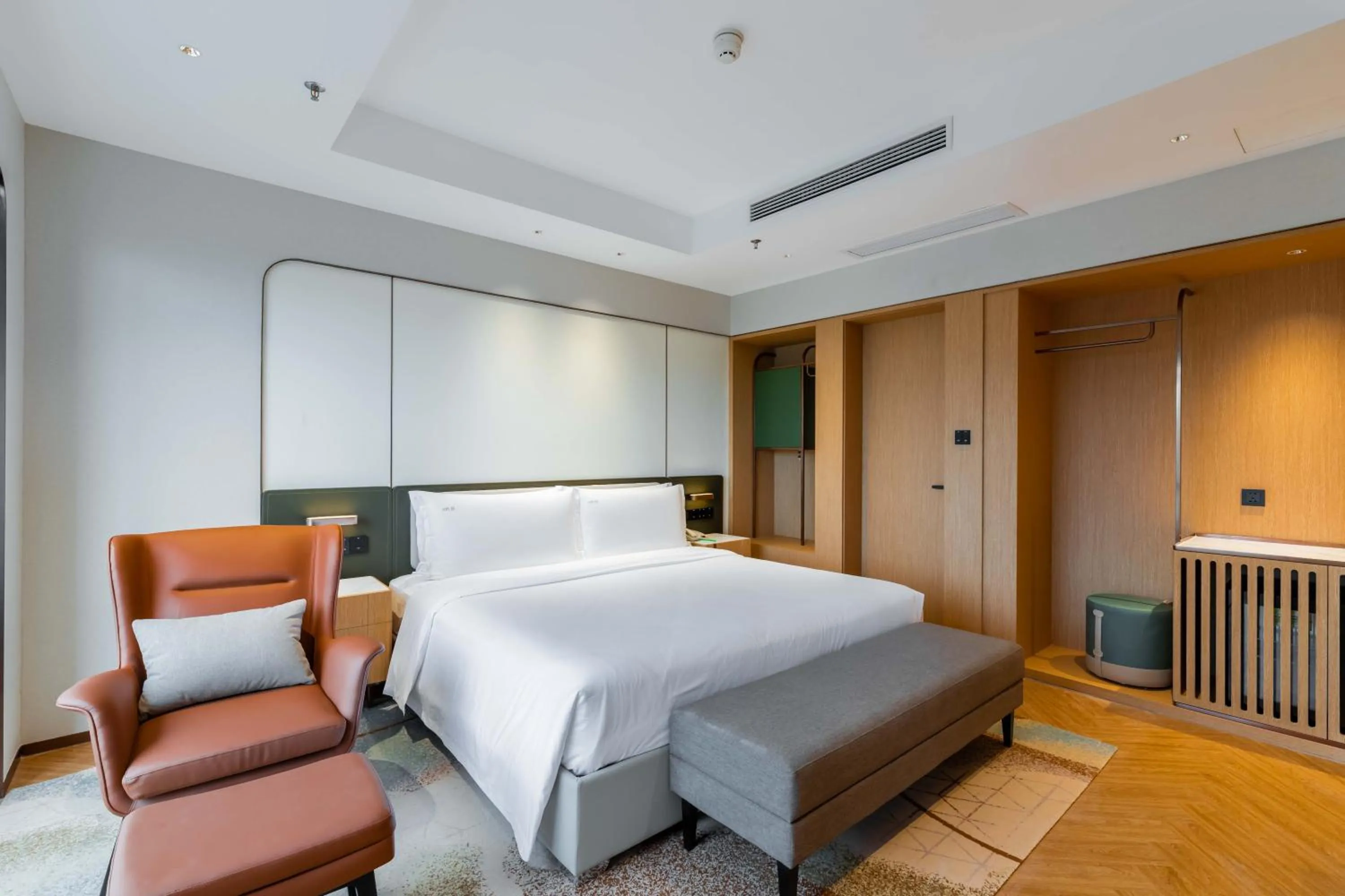 Photo of the whole room, Bed in Holiday Inn Chongqing Guanyinqiao, an IHG Hotel