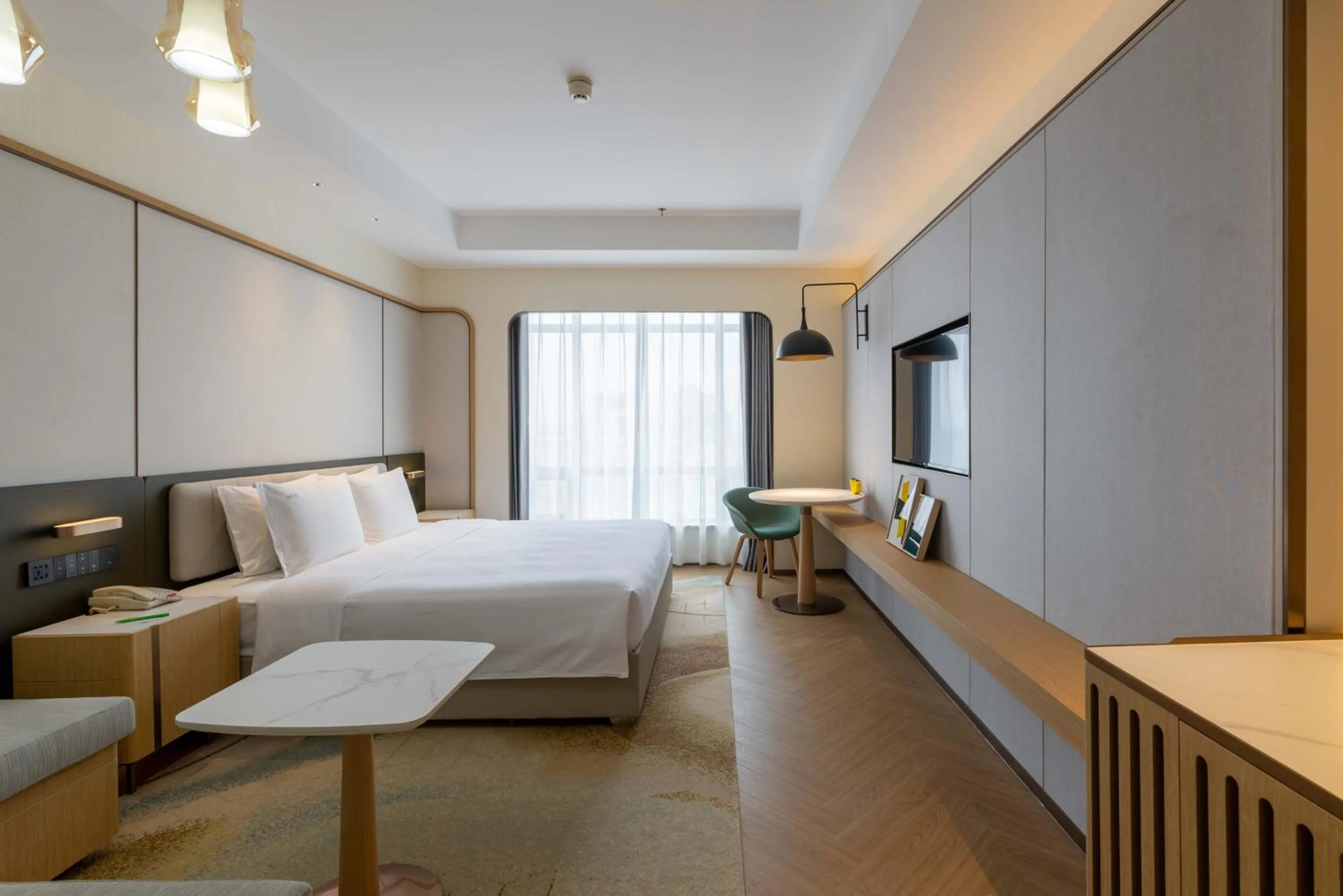 Photo of the whole room, Bed in Holiday Inn Chongqing Guanyinqiao, an IHG Hotel