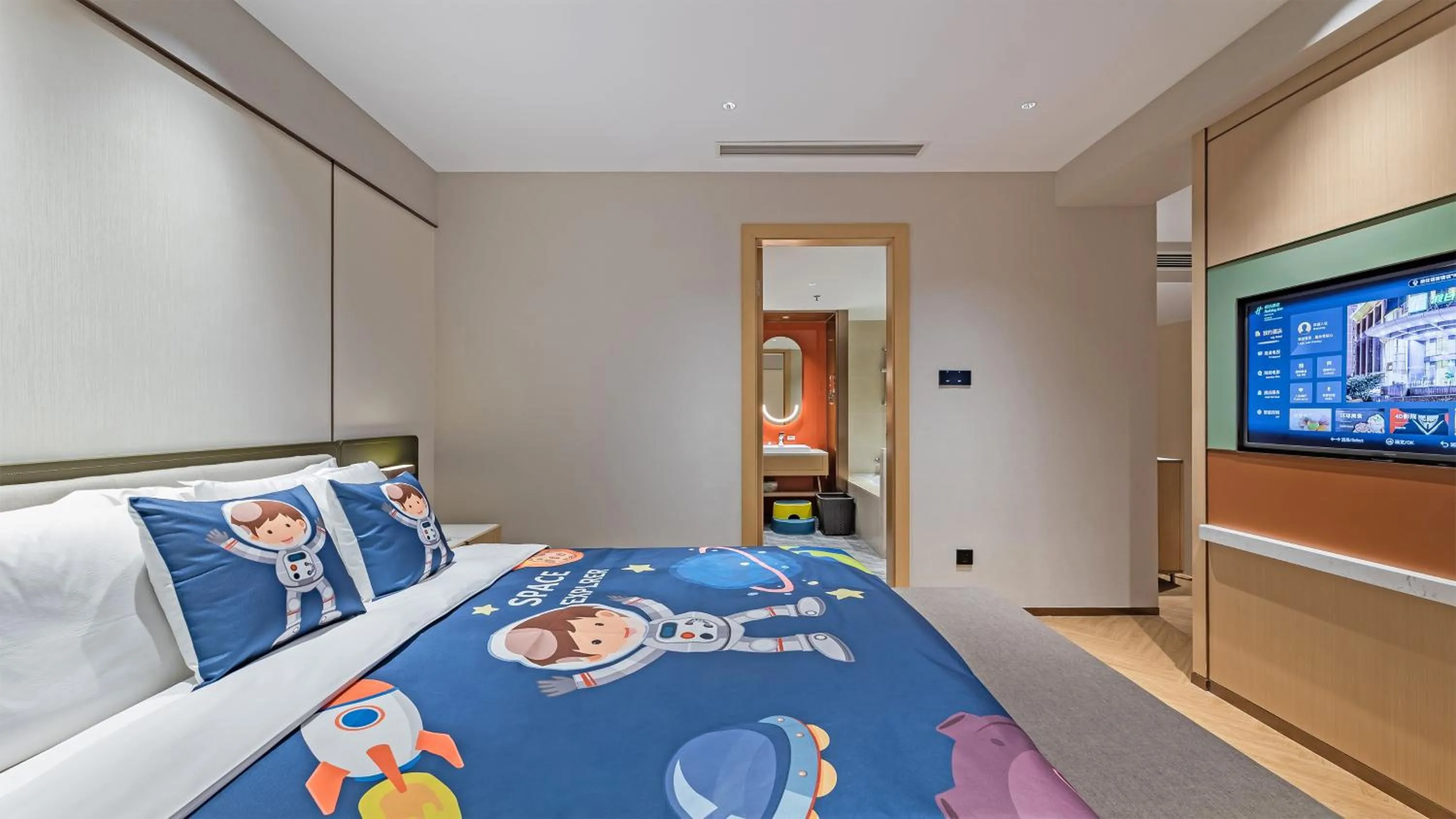 Photo of the whole room, Bed in Holiday Inn Chongqing Guanyinqiao, an IHG Hotel