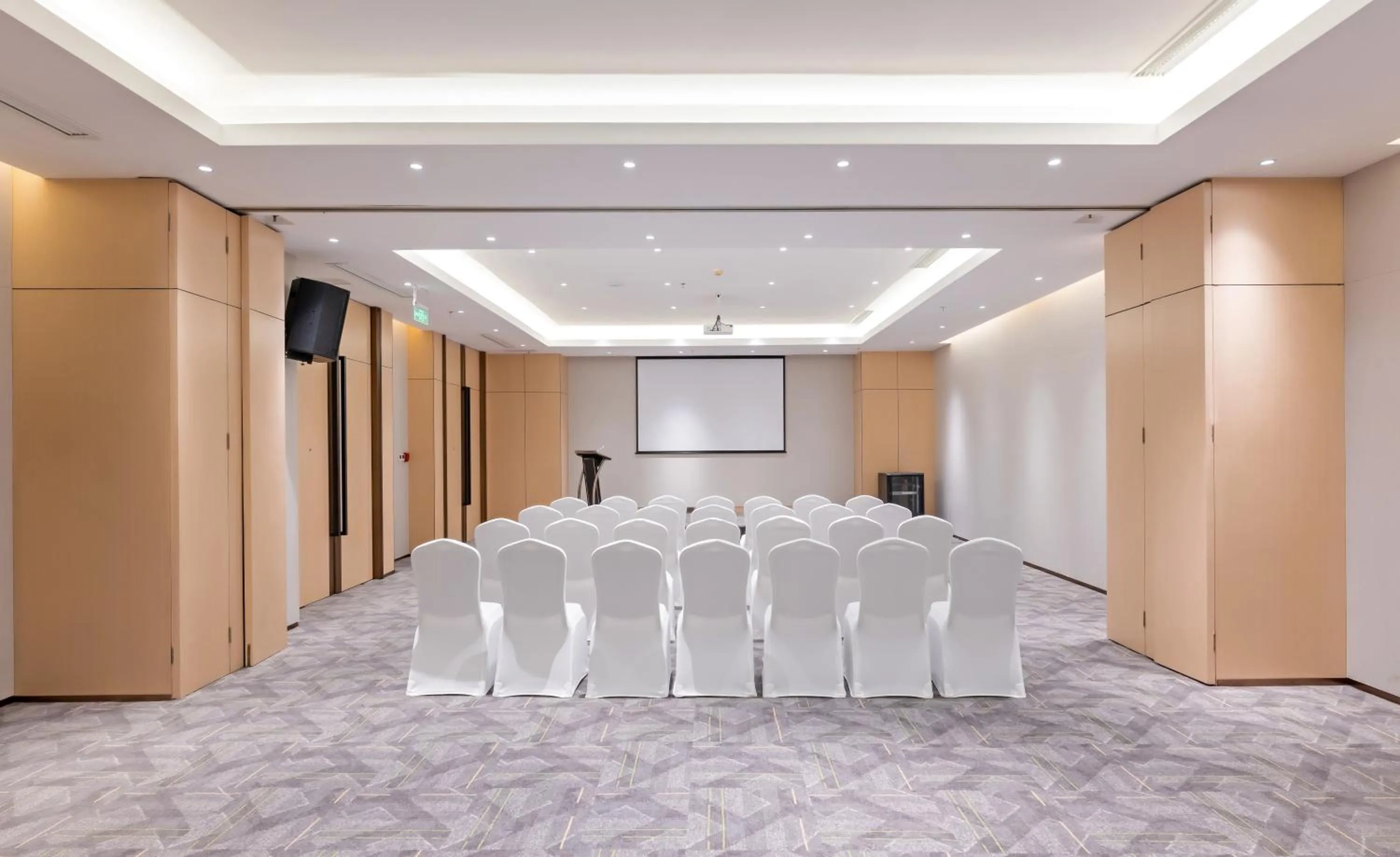 Meeting/conference room in Holiday Inn Chongqing Guanyinqiao, an IHG Hotel
